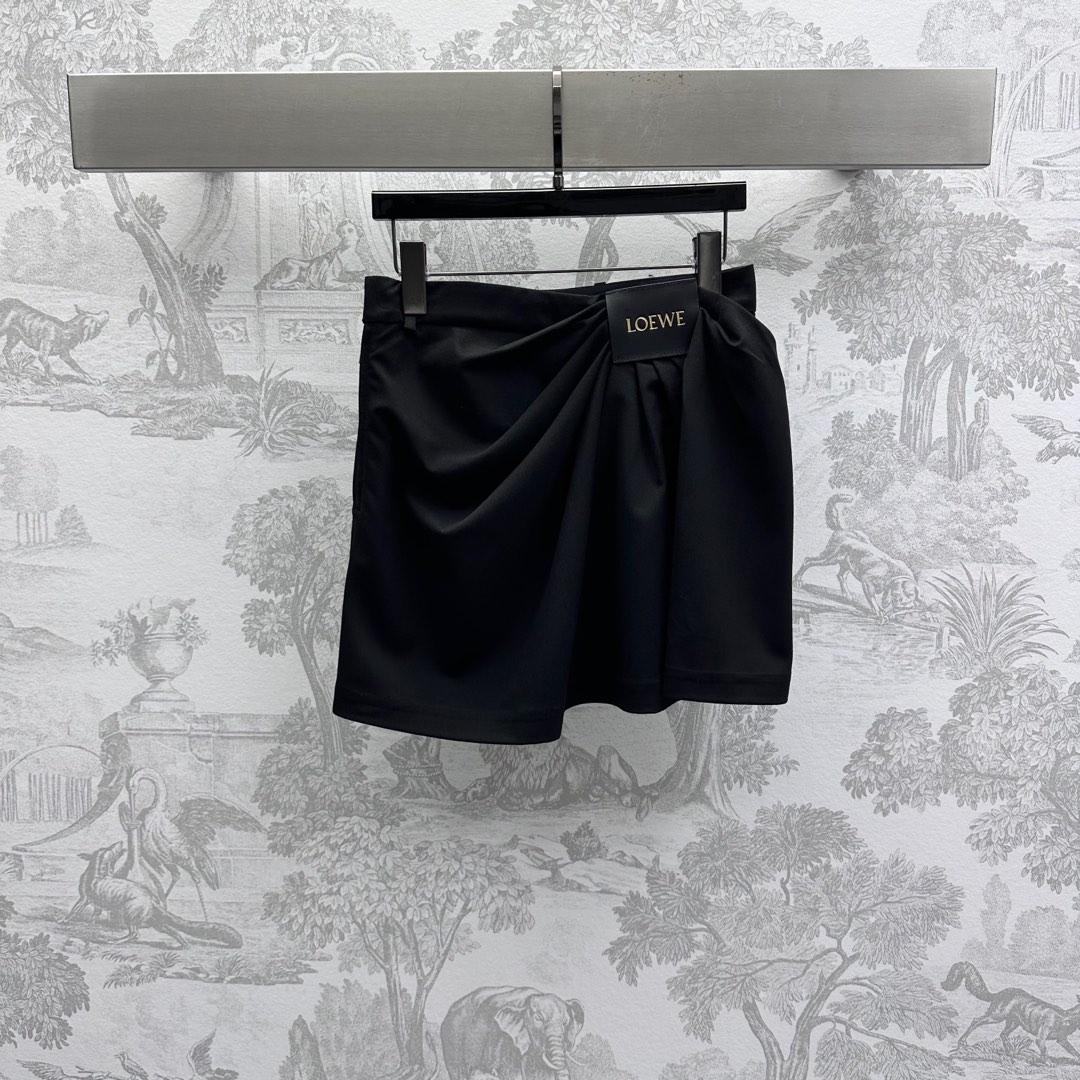 NO:318777,Loew*2025 new product is available on the shelves of leather pleated skirts, custom YB imported twill cotton material, delicate texture, breathable and comfortable, single-sided pleats form an oblique direction design, adding layered shape, iconic letter leather logo embellishment, highlighting the brand tone, effectively covering the flesh, easily outlining the beauty of the human body, making it more crisp and stylish, surface auxiliary materials development, irregular short skirt tailoring, easy to wear long legs, daily commuting, fashionable and fashionable, high-version 3 colors,,loewe, skirts, alexander wang19860909Loew*2025新品上架皮标褶皱半裙定制YB进口斜纹棉材质 质感细腻 透气舒适 单侧捏褶形成斜分走向设计 增添造型层次感 标志性字母皮标点缀之上 彰显品牌调性 款式有效遮肉 轻松勾勒人体曲线美 更显挺括有型 面辅料开发 不规则短裙剪裁 轻松穿出长腿魅力 日常通勤随意搭配时髦洋气  高版本3色,,loewe,skirts,alexander wang,Women's clothing
