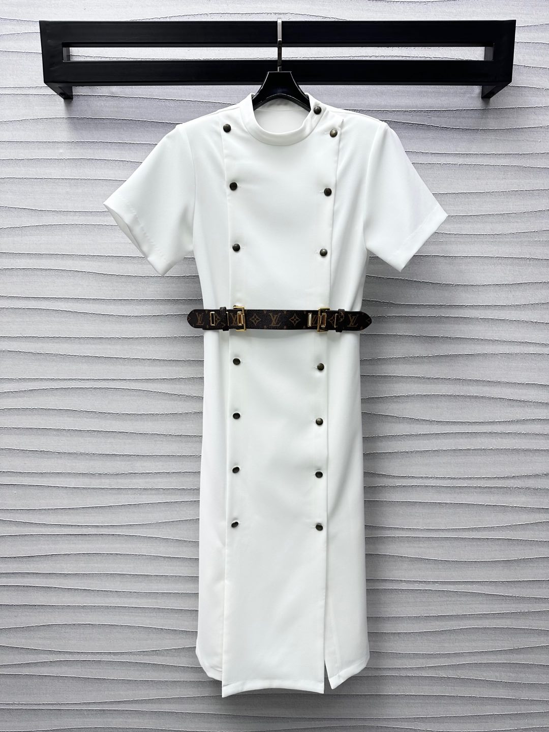 NO:318785,Louis Vuitto*2025 new product is available on the shelves of double-breasted belt dress with custom YB imported cotton material. High-quality texture and full of appearance. The outfit is smooth and stylish. The chest embellishes the double-row printed closure button adjustment design to add layered style. The division is narrowed with presbyopia leather waist seal, which fully highlights the beauty of the curve. The simpler and neatness are the more it can add temperament and charm. The straight-tube style is fashionable and fashionable. The surface auxiliary material development. The front shoulder short-sleeved sleeve dress style is cut. The ready-made clothes are cut properly to fit the human body and make it look thinner and cover the flesh. The daily commuting date adapts. High-version 2 colors,,louis vuitton, skirts, T-shirt, alexander wang19860909Louis Vuitto*2025新品上架双排扣腰带连衣裙定制YB进口人棉材质 质感高级 品相十足 穿搭垂顺有型 胸前点缀双排印刻襟扣调节设计 增添造型层次感 搭配老花皮制腰封分割收窄 彰显品牌调性 充分凸显曲线之美 越是简约利落越能增添气质魅力 直筒版型时髦洋气 面辅料开发 正肩短袖袖连衣裙版型剪裁 成衣裁剪得当贴合人体更显瘦遮肉 日常通勤约会适配 高版本2色,,louis vuitton,skirts,T-shirt,alexander wang,Women's clothing