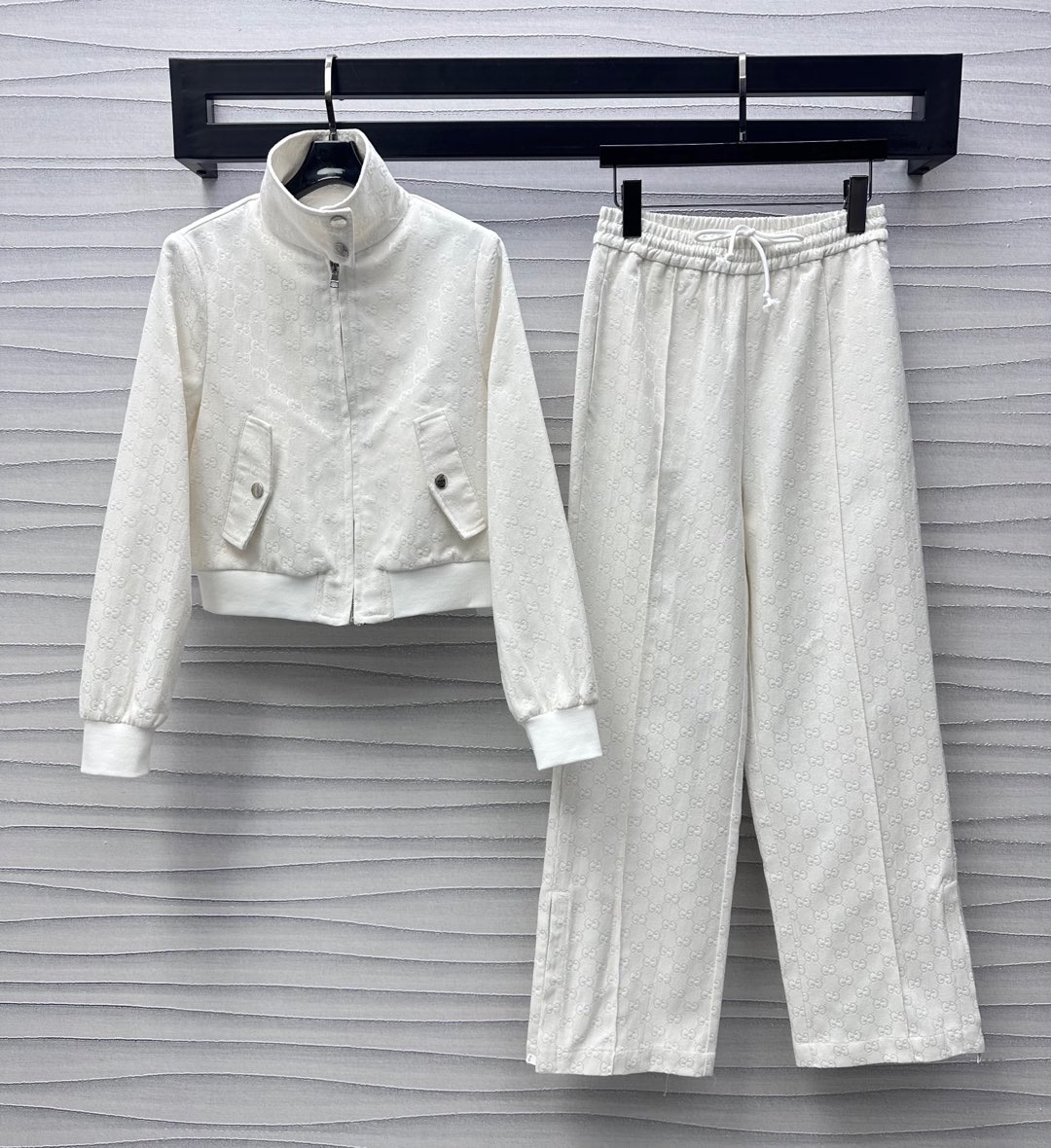 NO:331022,Gucc*2025 new product launches casual jacket trousers set customized YB imported jacquard material, comfortable and easy to wear, smooth and smooth, surface and auxiliary materials development, jacket jacket trousers casual suit, full-print double G jacquard dark pattern, highlighting the brand tone, open zipper design on the front of the chest, combined with symmetrical pocket contour lines and thread elastic elastic edges, adding a sense of styling, matched with straight trousers in the same series, zipper slits on the outer trousers, highlighting the color collision between the webbing and the large body, details echo up and down, more fashionable and fashionable, the best choice for daily casualness of the upper body, fashionable and fashionable, high-end version, gucci, jackets & coats, jackets & coats, alexander wang19860909Gucc*2025新品上架休闲夹克长裤套装定制YB进口提花材质 舒适好穿 垂顺光泽 面辅料开发 夹克外套长裤休闲套装 通体满印双G提花暗纹 彰显品牌调性 胸前沿用开襟拉链设计 配合对称口袋轮廓线和螺纹弹力松紧包边 增添造型层次感 搭配同系列直筒长裤 裤腿外侧拉链开衩处理 凸显内侧织带与大身形成颜色碰撞 细节上下呼应 更具时尚潮流定位 成套上身日常休闲的不二之选 穿搭时髦洋气  高版本,,gucci,jackets & coats,jackets & coats,alexander wang,Women's clothing