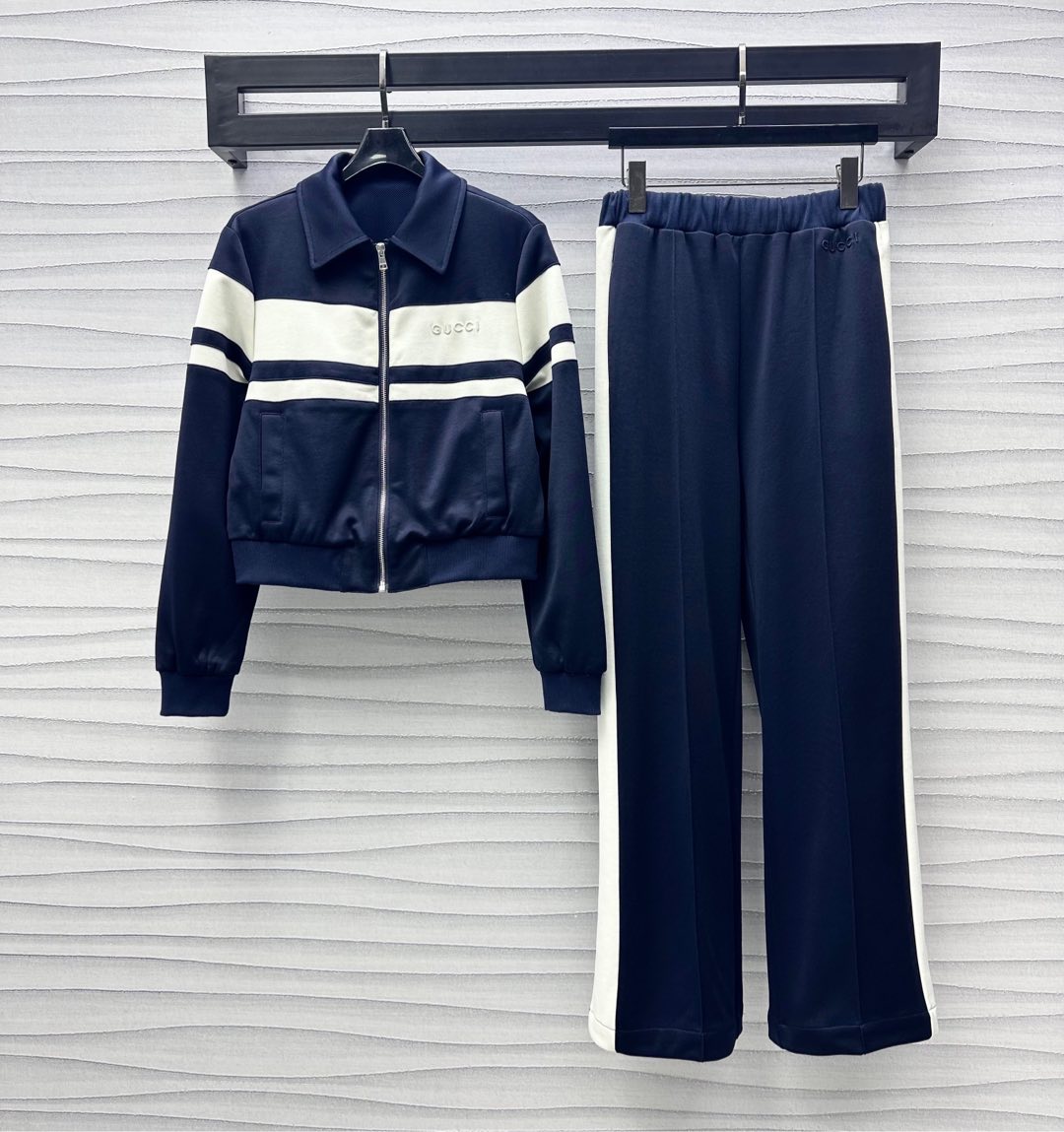 NO:331016,Gucc*2025 new product color-blocked jacket trouser suit customized YB imported twill cotton material, high-quality texture, full-quality surface and auxiliary materials development, regular zipper jacket straight trouser suit, combined with blue and white stripes, add layered styling, iconic letter logo embellishment on the chest, highlight the brand tone, match suit trousers, elastic trousers, modify the abdominal lines, the contrasting color design of the logo and leg side echoes up and down, comfortable and fashionable, complete sets can be easily controlled for daily travel or leisure and entertainment, fashionable and relaxed, high-end version, gucci, jackets & coats, alexander wang19860909Gucc*2025新品上架拼色外套长裤套装定制YB进口斜纹全棉材质 质感高级 品相十足 面辅料开发 常规拉链外套直筒长裤套装 配合蓝白条纹拼色处理 增添造型层次感 胸前标志性字母徽标点缀 彰显品牌调性 搭配套装长裤 弹力裤头修饰腹部线条 徽标和腿侧撞色设计上下呼应 穿搭舒适时尚 成套穿搭日常出行还是休闲娱乐都能轻松驾驭 时尚松弛 高版本,,gucci,jackets & coats,alexander wang,Women's clothing