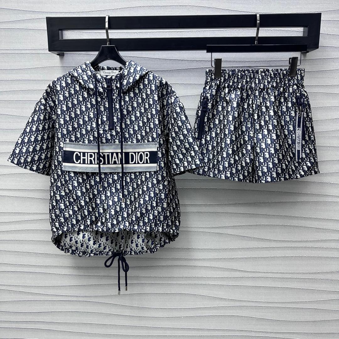 NO:327476,Dio*2025 new product launches on the shelves of jacquard hooded tops and shorts sets custom YB imported jacquard material with high-quality texture, upright and stylish, full of letters, full of jacquard elements, highlighting the brand tone, spliced ​​logo webbing decoration on the chest, matching half-pallet zippers and drawstring details, adding layered styling, surface auxiliary materials development, hooded pullover sweatshirt tailoring, can be matched with the same series of shorts, details echo up and down, complete set of long legs, outstanding and fashionable, a must-have fashion suit for daily date and casual,,dior,hoodie,sweatshirts, shorts,hats,alexander wang19860909Dio*2025新品上架提花连帽上衣短裤套装定制YB进口提花材质 质感高级 立挺有型 通体饰以字母提花满铺元素 彰显品牌调性 胸前拼接徽标织带装饰 配合半开襟拉链和抽绳细节 增添造型层次感 面辅料开发 连帽套头卫衣剪裁 可搭配同系列短裤 细节上下呼应 成套上身穿出长腿好比例 出彩时髦 日常约会休闲必备时尚套装,,dior,hoodie,sweatshirts,shorts,hats,alexander wang,Women's clothing