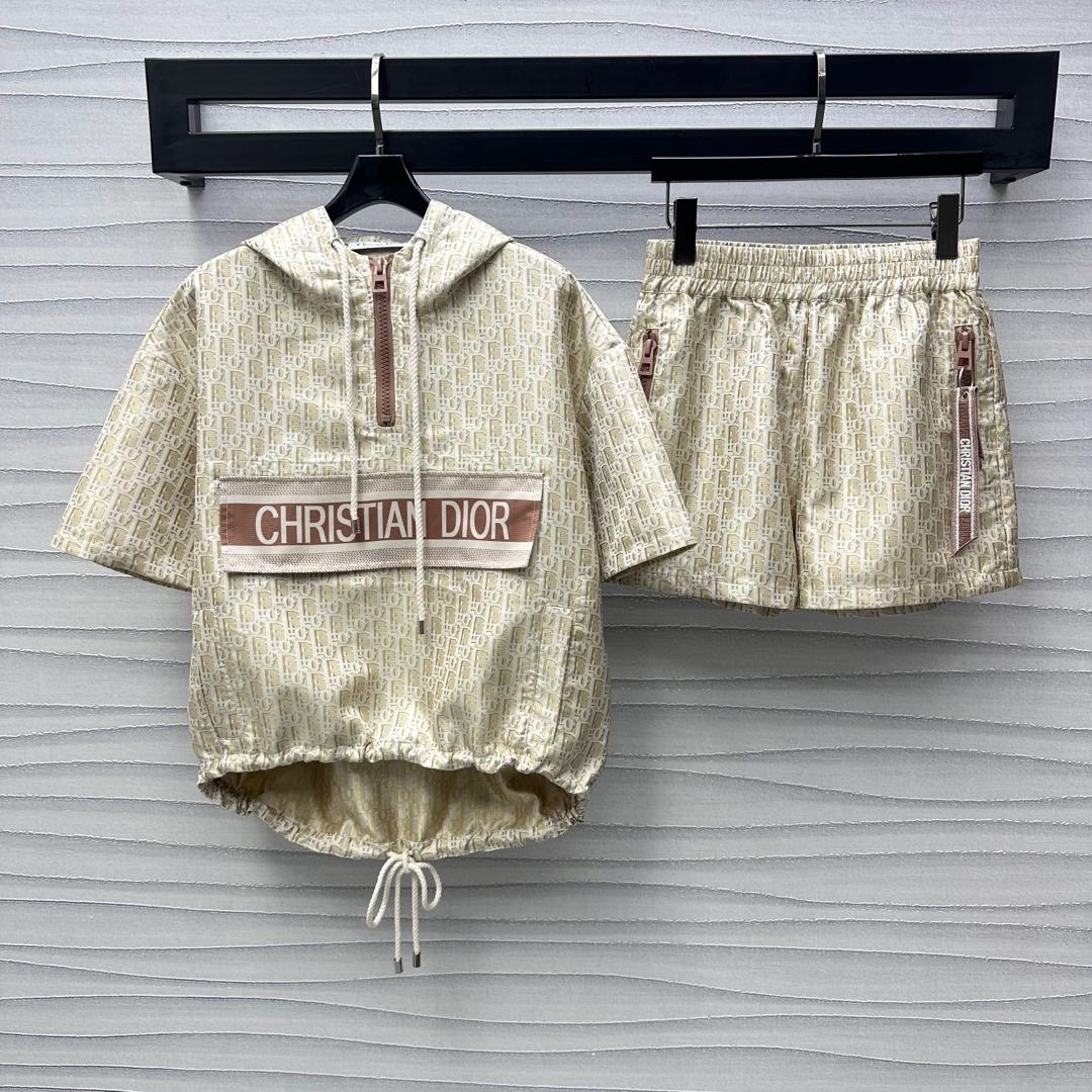 NO:327470,Dio*2025 new product launches on the shelves of jacquard hooded tops and shorts sets custom YB imported jacquard material with high-quality texture, upright and stylish, full of letters, full of jacquard elements, highlighting the brand tone, spliced ​​logo webbing decoration on the chest, matching half-pallet zippers and drawstring details, adding layered styling, surface auxiliary materials development, hooded pullover sweatshirt tailoring, can be matched with the same series of shorts, details echo up and down, complete set of long legs, outstanding and fashionable, a must-have fashion suit for daily date and casual,,dior,hoodie,sweatshirts, shorts,hats,alexander wang19860909Dio*2025新品上架提花连帽上衣短裤套装定制YB进口提花材质 质感高级 立挺有型 通体饰以字母提花满铺元素 彰显品牌调性 胸前拼接徽标织带装饰 配合半开襟拉链和抽绳细节 增添造型层次感 面辅料开发 连帽套头卫衣剪裁 可搭配同系列短裤 细节上下呼应 成套上身穿出长腿好比例 出彩时髦 日常约会休闲必备时尚套装,,dior,hoodie,sweatshirts,shorts,hats,alexander wang,Women's clothing