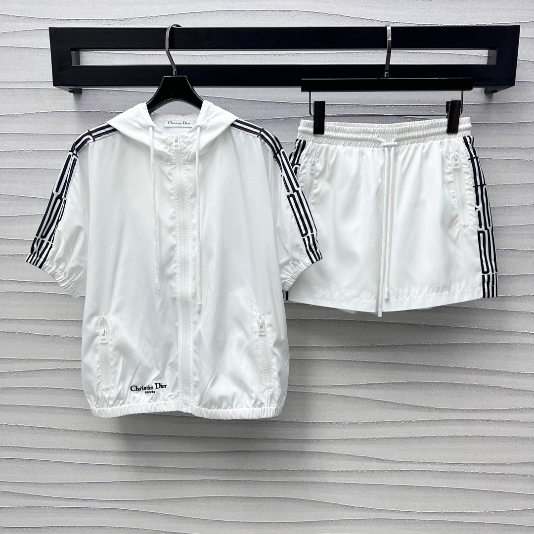 NO:327463,Dio*2025 new product hooded jacket shorts set customized YB imported recycled nylon material, comfortable and easy to wear, casual and stylish, chest decoration with open zipper drawstring adjustment design, add layered look, matched with the outer contrasting color of the rotator sleeve, iconic letter logo printing pattern, highlight the brand tone, show the casual and fashionable feeling of workwear, and the visual effect is richer. Hooded short sleeve jacket is paired with shorts in the same series, details echo up and down, laying a trendy positioning, the best choice for daily casualness of the upper body, fashionable and fashionable,,dior, shorts, jackets & coats, jackets & coats, T-shirt,hats,alexander wang19860909Dio*2025新品上架连帽外套短裤套装定制YB进口再生尼龙材质 舒适好穿 休闲有型 胸前饰以开襟拉链抽绳调节处理设计 增添造型层次感 配合肩袖外侧撞色标志性字母徽标印花图案 彰显品牌调性 展现工装休闲时尚感 视觉效果更显丰富 连帽短袖夹克外套搭配同系列短裤 细节上下呼应 奠定潮流定位 成套上身日常休闲的不二之选 时髦洋气,,dior,shorts,jackets & coats,jackets & coats,T-shirt,hats,alexander wang,Women's clothing