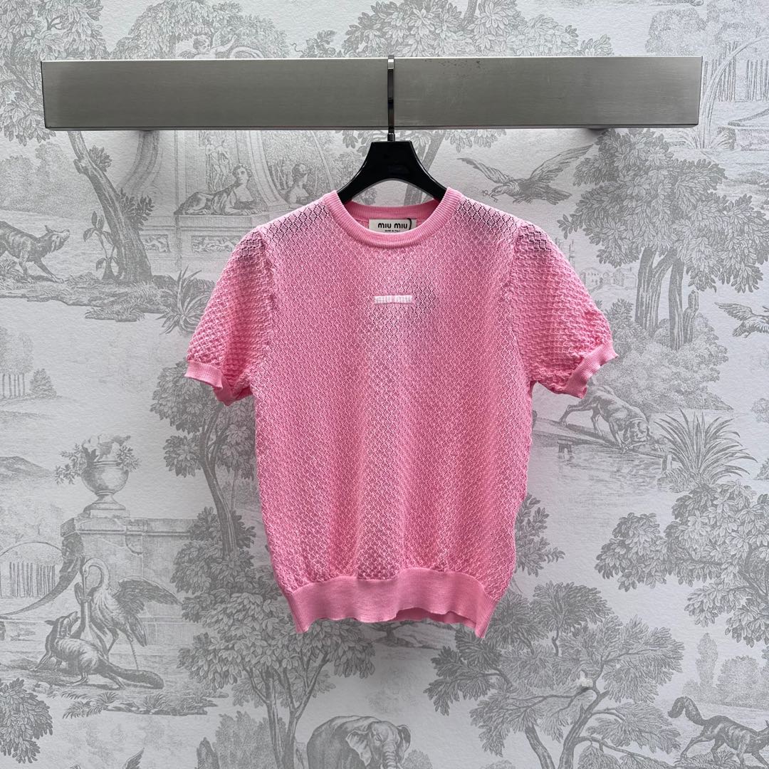 NO:329487,Miumi*2025 new product launches on shelves of hollow short-sleeved knitted custom YB imported silk thread knitted material breathable and skin-friendly. The whole body is interwoven with hollow crochet texture. Outline wavy diamond pattern patterns to add layering to highlight the high-end feeling of outfits. The thread lace treatment of neckline cuff hem, elastic and tighter, more refined, slim and inclusive outfits. The contrasting embroidery logo embellishes the brand tone. The development of surface accessories. The round neck short-sleeved tops are cut. Light luxury and fashionable temperament. You can wear them all in one wear. The first choice for fashion outfits in all seasons. High-end 2 colors, women's clothing price, miumiu, T-shirt, alexander wang19860909Miumi*2025新品上架镂空短袖针织定制YB进口丝麻针织材质 透气亲肤 通体沿用镂空钩针肌理交织 勾勒出波浪菱格花纹图案 增添造型层次感 凸显穿搭高级感 领口袖口下摆螺纹花边处理 弹性松紧更显精致 穿搭显瘦包容 胸前撞色刺绣徽标点缀 彰显品牌调性 面辅料开发 圆领短袖上衣剪裁 轻奢时髦气质 单穿叠穿均可 四季时尚穿搭首选  高版本2色,女装价格,miumiu,T-shirt,alexander wang,Women's clothing