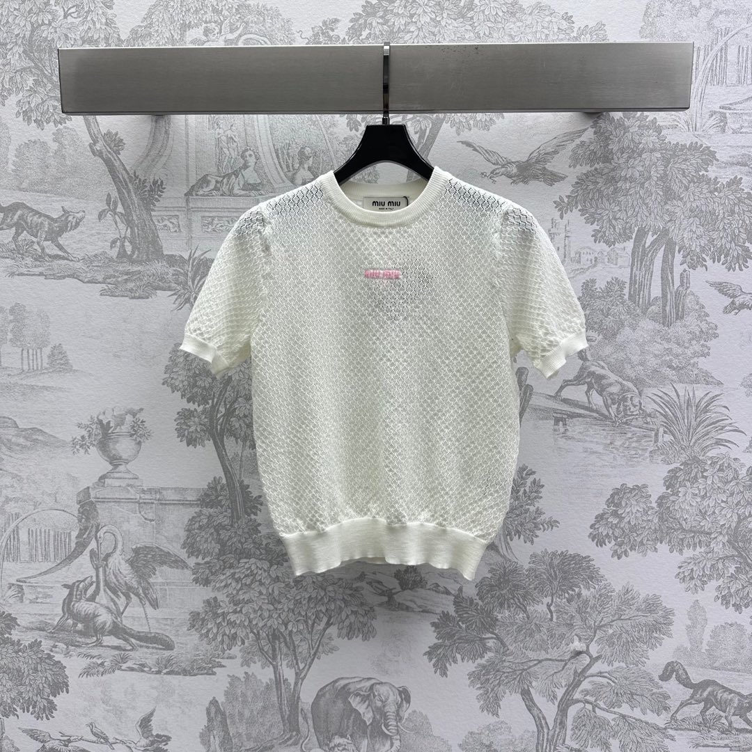 NO:329484,Miumi*2025 new product launches on shelves of hollow short-sleeved knitted custom YB imported silk thread knitted material breathable and skin-friendly. The whole body is intertwined with hollow crochet texture. Outline wavy diamond pattern patterns to add layering to highlight the high-end feeling of outfits. The thread lace treatment of neckline cuff hem, elastic and tighter, more refined, slim and inclusive outfits. The contrasting embroidery logo embellishes the brand tone. The development of surface accessories. The round neck short-sleeved tops are cut. Light luxury and fashionable temperament. You can wear them all in one wear. The first choice for fashionable outfits in all seasons. High-end version 2 colors,,miumiu, T-shirt, alexander wang19860909Miumi*2025新品上架镂空短袖针织定制YB进口丝麻针织材质 透气亲肤 通体沿用镂空钩针肌理交织 勾勒出波浪菱格花纹图案 增添造型层次感 凸显穿搭高级感 领口袖口下摆螺纹花边处理 弹性松紧更显精致 穿搭显瘦包容 胸前撞色刺绣徽标点缀 彰显品牌调性 面辅料开发 圆领短袖上衣剪裁 轻奢时髦气质 单穿叠穿均可 四季时尚穿搭首选  高版本2色,,miumiu,T-shirt,alexander wang,Women's clothing