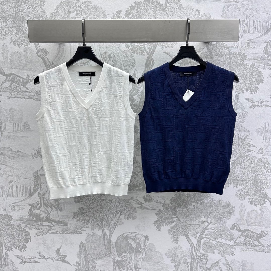 NO:329473,Balmai*2025 new product is on the shelves of the Jacquard Knitted Vest Customized YB imported wool yarn material Soft and skin-friendly and comfortable The neckline is appropriately exposed to the skin, beautify the proportion of the head and shoulders, and add slimness to the styling layering. The whole body is woven three-dimensional texture intertwined to highlight the brand tone. The regular version is inclusive of the figure. The development of the facial auxiliary material. V-neck vest tailoring. The upper body is playful and age-reducing. It is easy to control the outfit during daily commuting. High-version 2 colors, balmain, alexander wang19860909Balmai*2025新品上架提花针织背心定制YB进口羊毛纱线材质 柔软亲肤舒适 领口恰当露肤 美化头肩比例更显瘦 增添造型层次感 通体编织立体纹理交织 彰显品牌调性 常规版型包容身材 面辅料开发 V领背心剪裁 上身俏皮减龄 日常通勤轻松驾驭穿搭  高版本2色,,balmain,alexander wang,Women's clothing