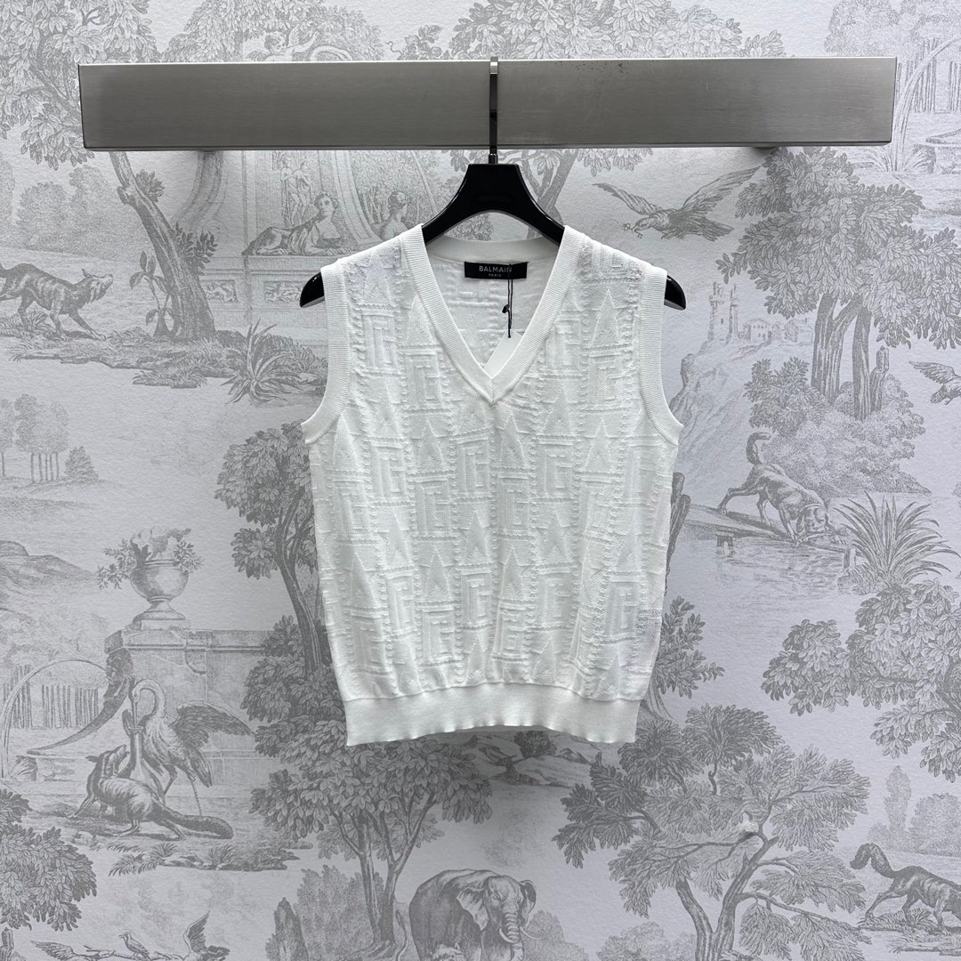 NO:329471,Balmai*2025 new product is on the shelves of the Jacquard Knitted Vest Customized YB imported wool yarn material Soft and skin-friendly and comfortable The neckline is appropriately exposed to the skin, beautify the proportion of the head and shoulders, and add slimness to the styling layering. The whole body is woven three-dimensional texture intertwined to highlight the brand tone. The regular version is inclusive of the figure. The development of the facial auxiliary material. V-neck vest tailoring. The upper body is playful and age-reducing. It is easy to control the outfit during daily commuting. High-version 2 colors, balmain, alexander wang19860909Balmai*2025新品上架提花针织背心定制YB进口羊毛纱线材质 柔软亲肤舒适 领口恰当露肤 美化头肩比例更显瘦 增添造型层次感 通体编织立体纹理交织 彰显品牌调性 常规版型包容身材 面辅料开发 V领背心剪裁 上身俏皮减龄 日常通勤轻松驾驭穿搭  高版本2色,,balmain,alexander wang,Women's clothing