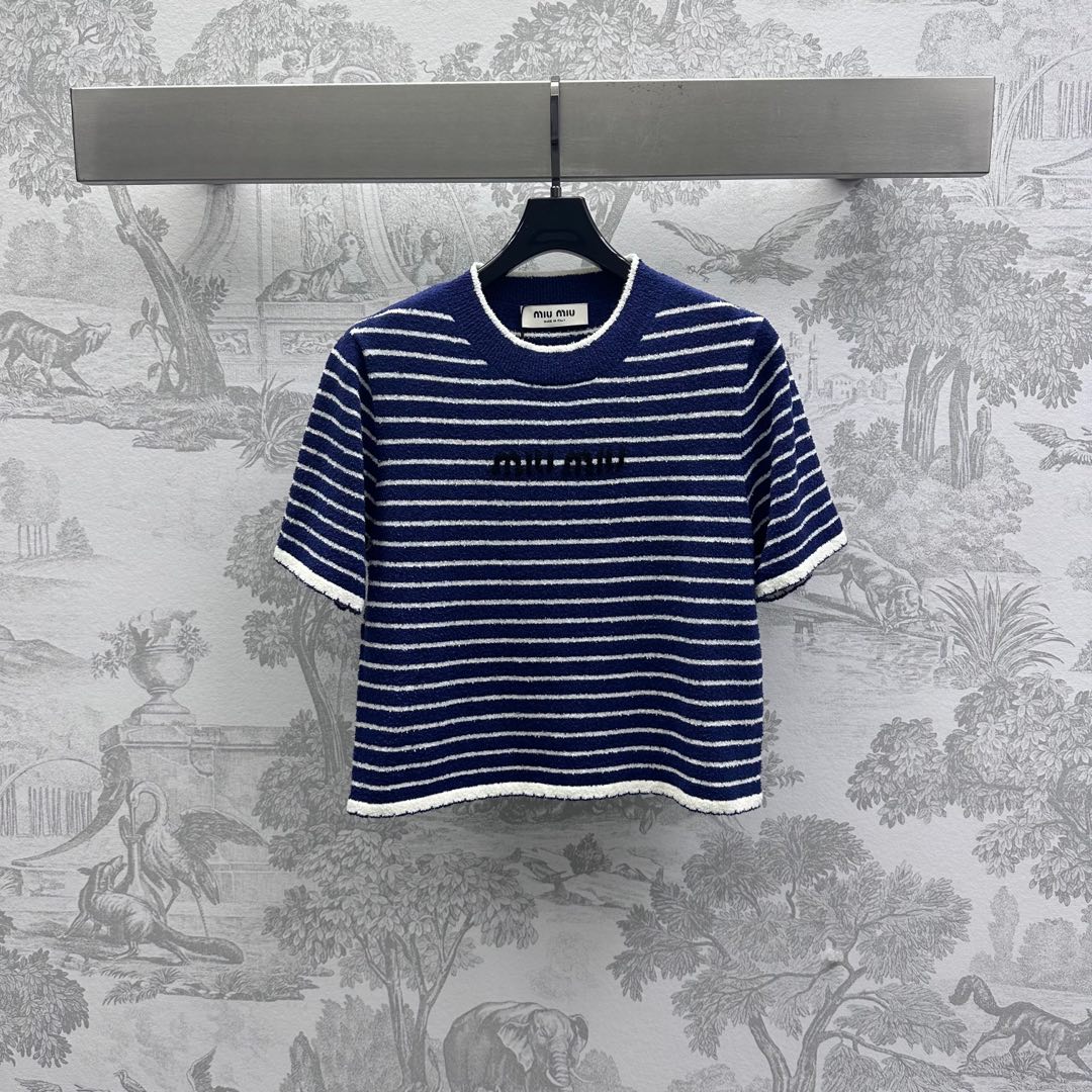 NO:329480,Miumi*2025 new product is on the shelves of striped short-sleeved knitted custom YB imported wool knitted material soft and skin-friendly and comfortable. Blue and white stripes colliding design. Adding layered look. Cuff hem wavy edges and chest letter embroidered logo decoration to highlight the brand tone. Face and auxiliary materials development. Round neck short-sleeved top cut. The upper body is playful and age-reducing. It is easy to control the outfit on daily commuting and dates. High-end 2 colors,,miumiu, T-shirt, alexander wang19860909Miumi*2025新品上架条纹短袖针织定制YB进口羊毛针织材质 柔软亲肤舒适 通体蓝白条纹碰撞设计 增添造型层次感 袖口下摆波浪包边胸前字母刺绣徽标装饰 彰显品牌调性 面辅料开发 圆领短袖上衣剪裁 上身俏皮减龄显白 日常通勤约会轻松驾驭穿搭 高版本2色,,miumiu,T-shirt,alexander wang,Women's clothing