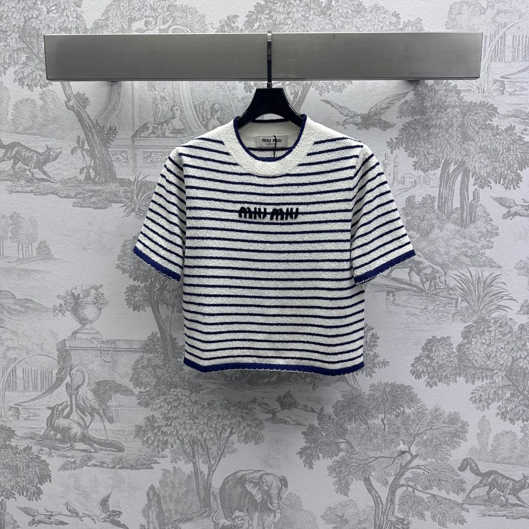 NO:329481,Miumi*2025 new product is on the shelves of striped short-sleeved knitted custom YB imported wool knitted material soft and skin-friendly and comfortable. Blue and white stripes colliding design. Adding layered look. Cuff hem wavy edges and chest letter embroidered logo decoration to highlight the brand tone. Face and auxiliary materials development. Round neck short-sleeved top cut. The upper body is playful and age-reducing. It is easy to control the outfit on daily commuting and dates. High-end 2 colors,,miumiu, T-shirt, alexander wang19860909Miumi*2025新品上架条纹短袖针织定制YB进口羊毛针织材质 柔软亲肤舒适 通体蓝白条纹碰撞设计 增添造型层次感 袖口下摆波浪包边胸前字母刺绣徽标装饰 彰显品牌调性 面辅料开发 圆领短袖上衣剪裁 上身俏皮减龄显白 日常通勤约会轻松驾驭穿搭 高版本2色,,miumiu,T-shirt,alexander wang,Women's clothing