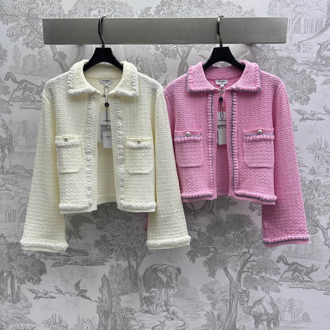 NO:329469,Chane*2025 new product launches crochet pocket knitted cardigan custom YB imported wool yarn material Soft and comfortable shoulder thread outline outlines Three-dimensional crochet pattern with front neckline cuffs Interspersed symmetrical multi-pocket decoration to add styling layering Facial auxiliary materials development Lapel cardigan tailoring Randomly matched loose and fashionable Full temperament High version 2 colors 36 38 40, Chanel, alexander wang19860909Chane*2025新品上架钩花口袋针织开衫定制YB进口羊毛纱线材质 柔软舒适肩线轮廓勾勒线条 配合前襟领口袖口立体钩针纹路 穿插对称多口袋装饰 增添造型层次感 面辅料开发 翻领开衫剪裁 随意搭配松弛时髦 气质十足 高版本2色36 38 40,,chanel,alexander wang,Women's clothing