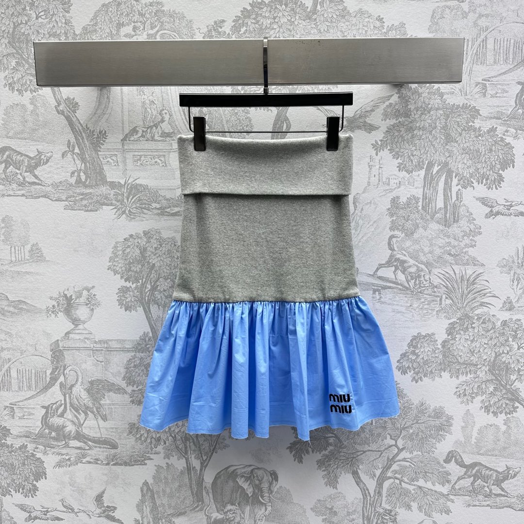 NO:327480,Miumi*2025 new product is on the shelves and spliced ​​two-wear strapless skirt customized YB imported twill cotton material, delicate texture and comfortable skin. The hem is pleated and spliced ​​with shirt fabric to add layered style and highlight the literary and well-behaved atmosphere. It is decorated with the iconic letter logo on the side of the skirt to highlight the brand tone. It can be worn as a strapless top or skirt to make it more exquisite and fashionable. The surface auxiliary materials are developed. One-piece style tailoring. The four-season high-end adapter items, miumiu, skirts, shirts, alexander wang19860909Miumi*2025新品上架拼接两穿抹胸半裙定制YB进口斜纹全棉材质 质感细腻贴肤舒适 下摆沿用衬衫面料压褶拼接设计 增添造型层次感 凸显文艺乖巧气息 配合裙侧标志性字母徽标点缀装饰 彰显品牌调性 可作为抹胸上衣或半裙穿搭 更显精致时髦洋气 面辅料开发 一片式版型剪裁 四季高级感适配单品,,miumiu,skirts,shirts,alexander wang,Women's clothing