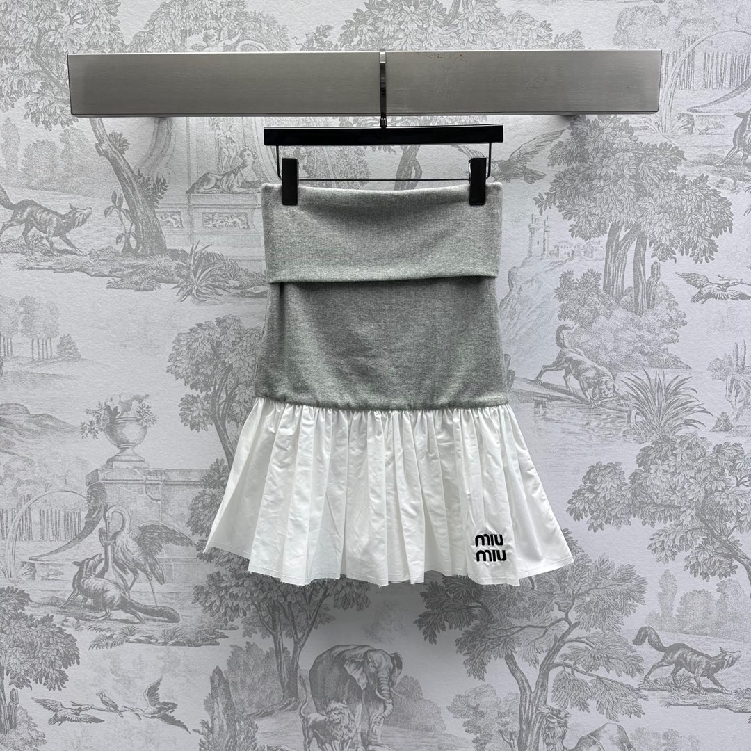 NO:327474,Miumi*2025 new product is on the shelves and spliced ​​two-wear strapless skirt customized YB imported twill cotton material, delicate texture and comfortable skin. The hem is pleated and spliced ​​with shirt fabric to add layered style and highlight the literary and well-behaved atmosphere. It is decorated with the iconic letter logo on the side of the skirt to highlight the brand tone. It can be worn as a strapless top or skirt to make it more exquisite and fashionable. The surface auxiliary materials are developed. One-piece style tailoring. The four-season high-end adapter items, miumiu, skirts, shirts, alexander wang19860909Miumi*2025新品上架拼接两穿抹胸半裙定制YB进口斜纹全棉材质 质感细腻贴肤舒适 下摆沿用衬衫面料压褶拼接设计 增添造型层次感 凸显文艺乖巧气息 配合裙侧标志性字母徽标点缀装饰 彰显品牌调性 可作为抹胸上衣或半裙穿搭 更显精致时髦洋气 面辅料开发 一片式版型剪裁 四季高级感适配单品,,miumiu,skirts,shirts,alexander wang,Women's clothing