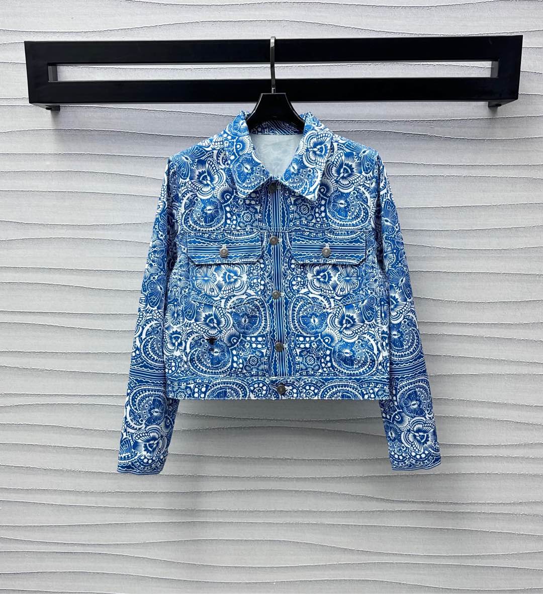 NO:331024,Dio*2025 new product is on the shelves of printed denim jackets custom YB imported twill cotton denim material, breathable and comfortable, full texture, the whole body is decorated with large-area smudge technique, outlines the ring-shaped threaded butterfly print pattern, highlighting the brand tone, exquisite lapels and symmetrical flip pocket design on the chest, adding layered styling brand logo embellishes on the back, high-end low-key, surface auxiliary materials development, lapel jacket tailoring, can be matched with series of long shorts, easy to wear, good proportions of long legs, complete set of upper body, fashionable, date casual and more fashionable style, high-end version,,dior, shorts, jackets & coats, jackets & coats, alexander wang19860909Dio*2025新品上架印花牛仔夹克外套定制YB进口斜纹棉牛仔材质 透气舒适 质感十足 通体饰以大面积晕染手法 勾勒环形螺纹蝴蝶印花图案 彰显品牌调性 精巧翻领搭配胸前对称翻盖口袋设计 增添造型层次感 品牌徽标点缀于背面 高级低调 面辅料开发 翻领夹克外套剪裁 可搭配系列长短裤 轻松穿出长腿好比例 成套上身出彩时髦 约会休闲更显时髦风范  高版本,,dior,shorts,jackets & coats,jackets & coats,alexander wang,Women's clothing