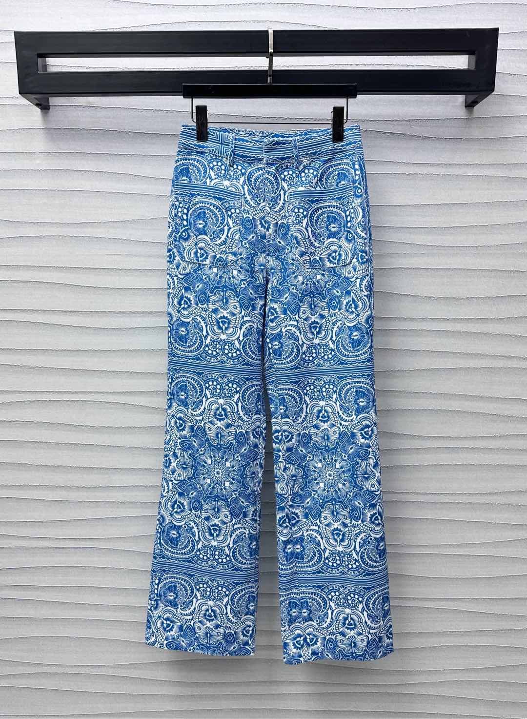 NO:331004,Dio*2025 new product is available for printing denim twill trousers customized YB imported twill cotton denim material breathable and comfortable, full texture, the whole body is decorated with large-area smudge technique, outlines the ring-shaped thread butterfly print pattern, highlights the brand tone High-waist buckle symmetrical pocket style design, adds styling layering, brand logo embellishes on the back, high-end low-key, surface auxiliary material development, high-waist straight trousers tailored, can be matched with series jackets, easy to wear to create a good proportion of long legs, complete set of upper body is brilliant and fashionable, date casual and more fashionable style, high-version,,dior,jackets & coats,alexander wang19860909Dio*2025新品上架印花牛仔长裤定制YB进口斜纹棉牛仔材质 透气舒适 质感十足 通体饰以大面积晕染手法 勾勒环形螺纹蝴蝶印花图案 彰显品牌调性 高腰系扣对称口袋版型设计 增添造型层次感 品牌徽标点缀于背面 高级低调 面辅料开发 高腰直筒长裤剪裁 可搭配系列外套 轻松穿出长腿好比例 成套上身出彩时髦 约会休闲更显时髦风范  高版本,,dior,jackets & coats,alexander wang,Women's clothing