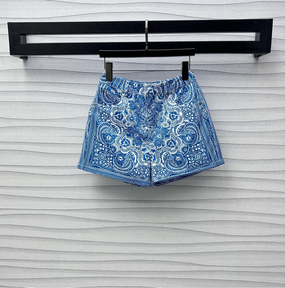 NO:331027,Dio*2025 new product is available for printing denim shorts customized YB imported twill cotton denim material, breathable and comfortable, full texture, the whole body is decorated with large-area smudge technique, outlines the ring-shaped thread butterfly print pattern, highlights the brand tone, high-waist buckle symmetrical pocket style design, adds styling layering, brand logo embellishes on the back, high-end low-key, surface auxiliary material development, high-waist A-line shorts tailored, can be matched with series jackets, easy to wear to create a good proportion of long legs, complete set of upper body, fashionable, date casual and fashionable style, high-version,,dior, shorts, jackets & coats,alexander wang19860909Dio*2025新品上架印花牛仔短裤定制YB进口斜纹棉牛仔材质 透气舒适 质感十足 通体饰以大面积晕染手法 勾勒环形螺纹蝴蝶印花图案 彰显品牌调性 高腰系扣对称口袋版型设计 增添造型层次感 品牌徽标点缀于背面 高级低调 面辅料开发 高腰A字短裤剪裁 可搭配系列外套 轻松穿出长腿好比例 成套上身出彩时髦 约会休闲更显时髦风范  高版本,,dior,shorts,jackets & coats,alexander wang,Women's clothing