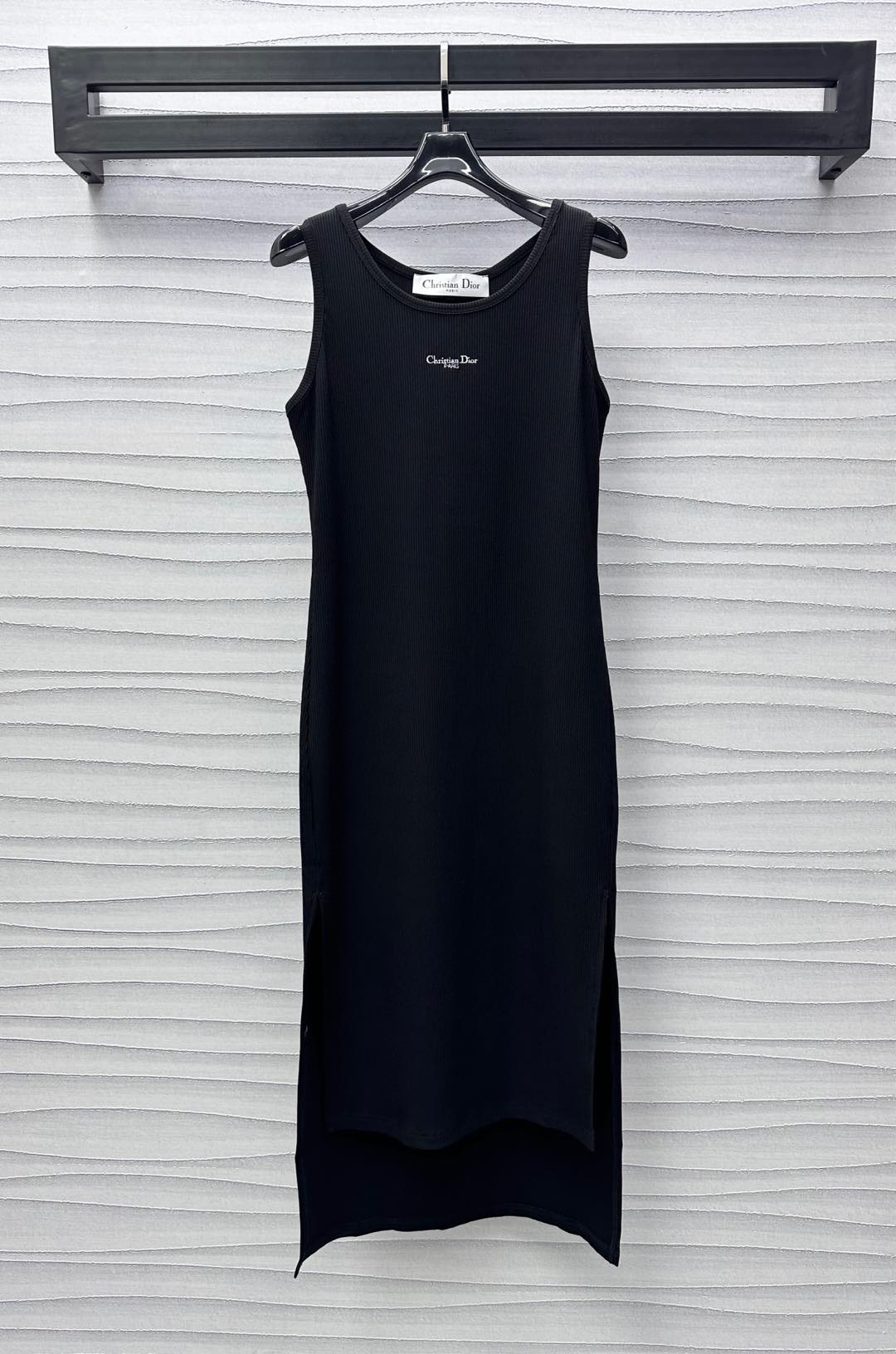 NO:331012,Dio*2025 new product launches logo vest long skirt custom YB imported twill cotton material skin-friendly and comfortable, breathable and elastic, chest decoration with exquisite iconic letter embroidery logo embellishment to highlight the brand tone The skirt double-sided slit design elongate the leg proportion Simple and high-end surface auxiliary material development Sleeveless dress tailoring The upper body highlights the waistline The first choice for summer outfits Higher version 2 colors, Dior, skirts, alexander wang19860909Dio*2025新品上架徽标背心长裙定制YB进口斜纹全棉材质 亲肤舒适 透气弹 胸前饰以精致标志性字母刺绣徽标点缀装饰 彰显品牌调性 裙摆双侧开叉设计 拉长腿部比例 简约高级 面辅料开发 无袖连衣裙剪裁 上身凸显腰身线条 夏日穿搭首选 高版本2色,,dior,skirts,alexander wang,Women's clothing