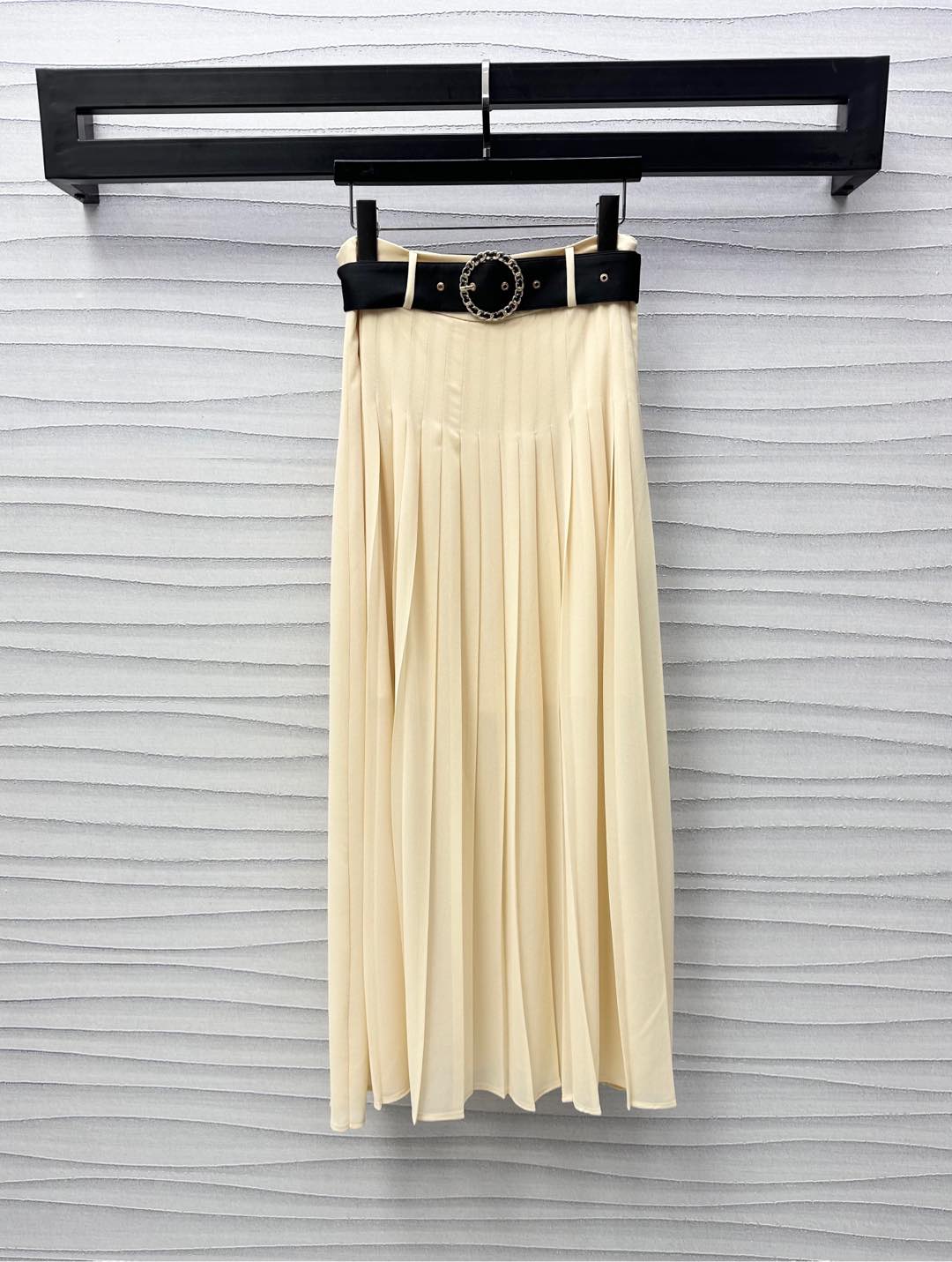 NO:331010,Chane*2025 new product is on the shelves of belt pleated skirts, custom YB imported acetic acid material, squished and thin, the waist is decorated with a chain round buckle belt adjustment design, highlighting the brand tone, narrowing the waist seal that fits the waist and abdomen and divides the upper and lower proportions, highlighting the waistline, full of weight pleated skirt treatment, adds styling layering, surface auxiliary materials development, high-waist long skirt tailoring, can be matched with the same series of shirts, daily commuting outfits high-end and elegant, high-version, chanel, skirts, shirts, alexander wang19860909Chane*2025新品上架腰带百褶半裙定制YB进口醋酸材质 垂顺微透轻薄 腰间饰以链条圆扣皮带调节设计 彰显品牌调性 收窄贴合腰腹的腰封划分上下比例 突出腰线 份量感十足的百褶裙摆处理 增添造型层次感 面辅料开发 高腰长半裙剪裁 可搭配同系列衬衫 日常通勤穿搭高级优雅 高版本,,chanel,skirts,shirts,alexander wang,Women's clothing