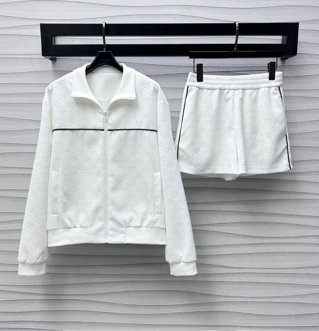 NO:331618,Gucc*2025 new product is available, Jacquard jacket jacket shorts set, customized YB imported jacquard material, high-quality texture, full of quality, jacket style decorated with zipper adjustment design, combined with black bundling strips on the chest to add layering, double G jacquard elements with diamond-covered tone, highlight the brand tone, create low-key highlights, elastic thread edges on the cuff hem, rich visual effects, surface accessories development, lapel jacket jacket paired with straight shorts in the same series, details echo up and down, straight fitting makes the legs look straight and slender, complete sets of fashionable and fashionable, high-end version, gucci, shorts, jackets & coats, jackets & coats, alexander wang19860909Gucc*2025新品上架 提花夹克外套短裤套装 定制YB进口提花材质 质感高级 品相十足 夹克外套版型饰以拉链调节设计 配合胸前黑色捆条分割线处理 增添造型层次感 满铺菱格分布的双G提花元素 彰显品牌调性 打造低调亮点 袖口下摆弹力螺纹包边 丰富视觉效果 面辅料开发 翻领夹克外套搭配同系列直筒短裤 细节上下呼应 直筒版型更显腿部笔直纤细 成套搭配时髦洋气  高版本,,gucci,shorts,jackets & coats,jackets & coats,alexander wang,Women's clothing