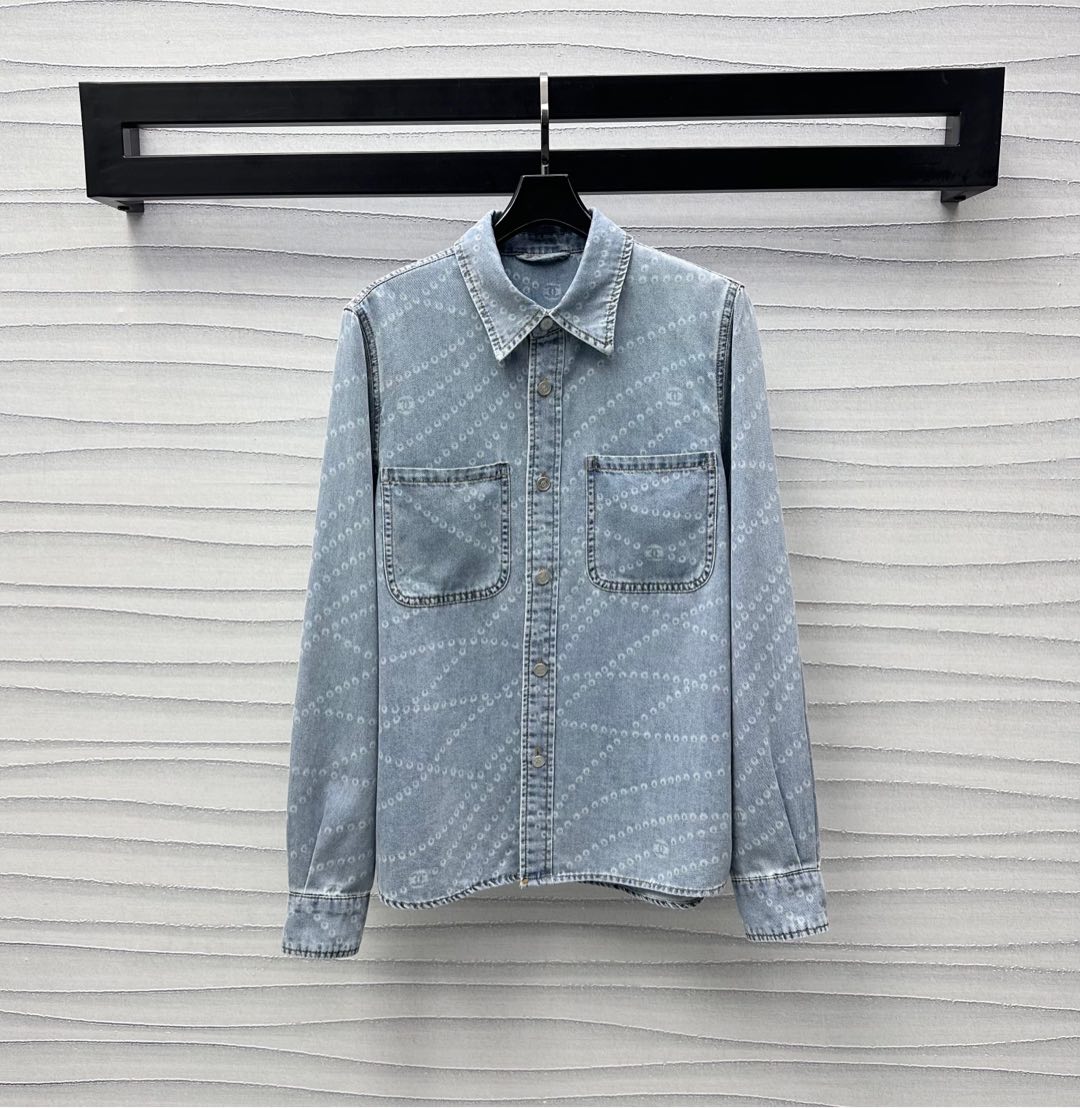 NO:331587,Chane*2025 new product launches laser chain denim shirt custom YB imported twill cotton denim material breathable and soft skin-friendly. Single-row engraved button adjustment treatment. Combined with the symmetrical pocket design on the chest, add layered look. Multiple enzyme washing process treatment. Retro fashion. The whole body embellishes the round button pattern of the laser chain letters to highlight the brand tone. Highlights and high-end temperament. Lapel shirt jacket tailoring. Easy to wear with skirts and pants. Fashionable and fashionable. High-end version 2 colors 36 38 40,,chanel, skirts, jackets & coats,shirts,alexander wang19860909Chane*2025新品上架激光链条牛仔衬衣定制YB进口斜纹全棉牛仔材质 透气柔软亲肤 沿用单排刻印纽扣调节处理 配合胸前对称口袋设计 增添造型层次感 多重酵素水洗工艺处理 复古时尚 通体点缀激光链条字母圆扣图案 彰显品牌调性 突出高级气质 翻领衬衫外套剪裁 随意搭配裙裤装轻松穿出好比例 穿搭时髦洋气  高版本2色36 38 40,,chanel,skirts,jackets & coats,shirts,alexander wang,Women's clothing
