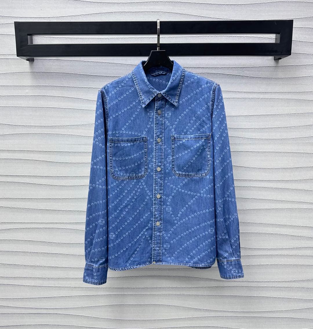 NO:331583,Chane*2025 new product launches laser chain denim shirt custom YB imported twill cotton denim material breathable and soft skin-friendly. Single-row engraved button adjustment treatment. Combined with the symmetrical pocket design on the chest, add layered look. Multiple enzyme washing process treatment. Retro fashion. The whole body embellishes the round button pattern of the laser chain letters to highlight the brand tone. Highlights and high-end temperament. Lapel shirt jacket tailoring. Easy to wear with skirts and pants. Fashionable and fashionable. High-end version 2 colors 36 38 40,,chanel, skirts, jackets & coats,shirts,alexander wang19860909Chane*2025新品上架激光链条牛仔衬衣定制YB进口斜纹全棉牛仔材质 透气柔软亲肤 沿用单排刻印纽扣调节处理 配合胸前对称口袋设计 增添造型层次感 多重酵素水洗工艺处理 复古时尚 通体点缀激光链条字母圆扣图案 彰显品牌调性 突出高级气质 翻领衬衫外套剪裁 随意搭配裙裤装轻松穿出好比例 穿搭时髦洋气  高版本2色36 38 40,,chanel,skirts,jackets & coats,shirts,alexander wang,Women's clothing
