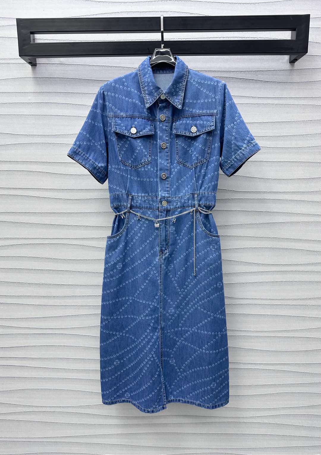 NO:331575,Chane*2025 new product launches laser chain denim dress custom YB imported twill cotton denim material breathable and soft skin-friendly half-plate single-row engraved button adjustment treatment with chest symmetrical flip pocket design to add layered look Multi-enzyme washing process treatment Retro fashion The whole body embellishes the round button pattern of the letters of laser chain highlights the brand tone The waist-hugging style is decorated with metal waist chain embellishment highlights the high-end temperament Lapel short-sleeved dress cut Easy to wear good proportions Fashionable and fashionable High version 2 colors 36 38 40,,chanel, skirts, T-shirt, alexander wang19860909Chane*2025新品上架激光链条牛仔连衣裙定制YB进口斜纹全棉牛仔材质 透气柔软亲肤 半襟单排刻印纽扣调节处理 配合胸前对称翻盖口袋设计 增添造型层次感 多重酵素水洗工艺处理 复古时尚 通体点缀激光链条字母圆扣图案 彰显品牌调性 收腰版型饰以金属腰链点缀装饰 突出高级气质 翻领短袖连衣裙剪裁 轻松穿出好比例 穿搭时髦洋气  高版本2色36 38 40,,chanel,skirts,T-shirt,alexander wang,Women's clothing