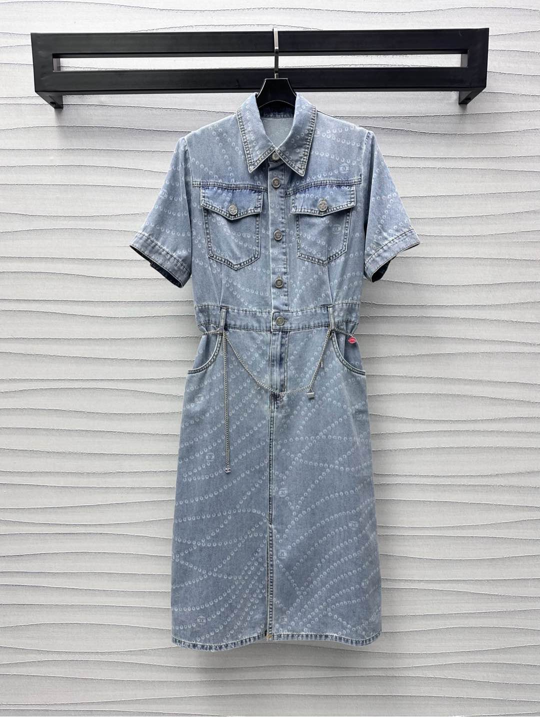 NO:331579,Chane*2025 new product launches laser chain denim dress custom YB imported twill cotton denim material breathable and soft skin-friendly half-plate single-row engraved button adjustment treatment with chest symmetrical flip pocket design to add layered look Multi-enzyme washing process treatment Retro fashion The whole body embellishes the round button pattern of the letters of laser chain highlights the brand tone The waist-hugging style is decorated with metal waist chain embellishment highlights the high-end temperament Lapel short-sleeved dress cut Easy to wear good proportions Fashionable and fashionable High version 2 colors 36 38 40,,chanel, skirts, T-shirt, alexander wang19860909Chane*2025新品上架激光链条牛仔连衣裙定制YB进口斜纹全棉牛仔材质 透气柔软亲肤 半襟单排刻印纽扣调节处理 配合胸前对称翻盖口袋设计 增添造型层次感 多重酵素水洗工艺处理 复古时尚 通体点缀激光链条字母圆扣图案 彰显品牌调性 收腰版型饰以金属腰链点缀装饰 突出高级气质 翻领短袖连衣裙剪裁 轻松穿出好比例 穿搭时髦洋气  高版本2色36 38 40,,chanel,skirts,T-shirt,alexander wang,Women's clothing