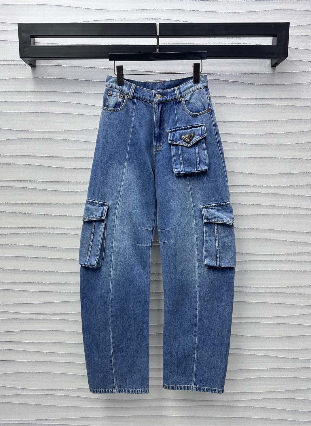 NO:331590,Prad*2025 new product is available in the shelves of pocket work jeans custom YB imported twill cotton denim material, soft, comfortable and breathable, repeated enzyme washing process, not easy to dye and decolorize, uniform color texture of waist and hips and thighs, presenting an old retro feeling, high waist buckle double-in-pocket design, adding layered look, sewing the split line at the bend of the knee to create a scimitar effect, effectively modifying straight leg lines, wide-leg style with multiple pocket decorations, iconic triangle logo embellishment, highlighting the brand tone, surface auxiliary material development, high-waist scimitar trousers tailoring, daily commuting to create a full high street casual style, high-version, prada, jeans, alexander wang19860909Prad*2025新品上架口袋工装牛仔裤定制YB进口斜纹棉牛仔材质 柔软舒适透气 反复酵素水洗工艺处理 不易染色脱色 腰胯和大腿均匀擦色纹理 呈现做旧复古感 高腰系扣双插兜设计 增添造型层次感 膝弯处缝制分割线打造弯刀效果 有效修饰直腿线条 阔腿版型配合多处口袋装饰 标志性三角徽标点缀 彰显品牌调性 面辅料开发 高腰弯刀长裤剪裁 日常通勤穿出满满的高街休闲风  高版本,,prada,jeans,alexander wang,Women's clothing