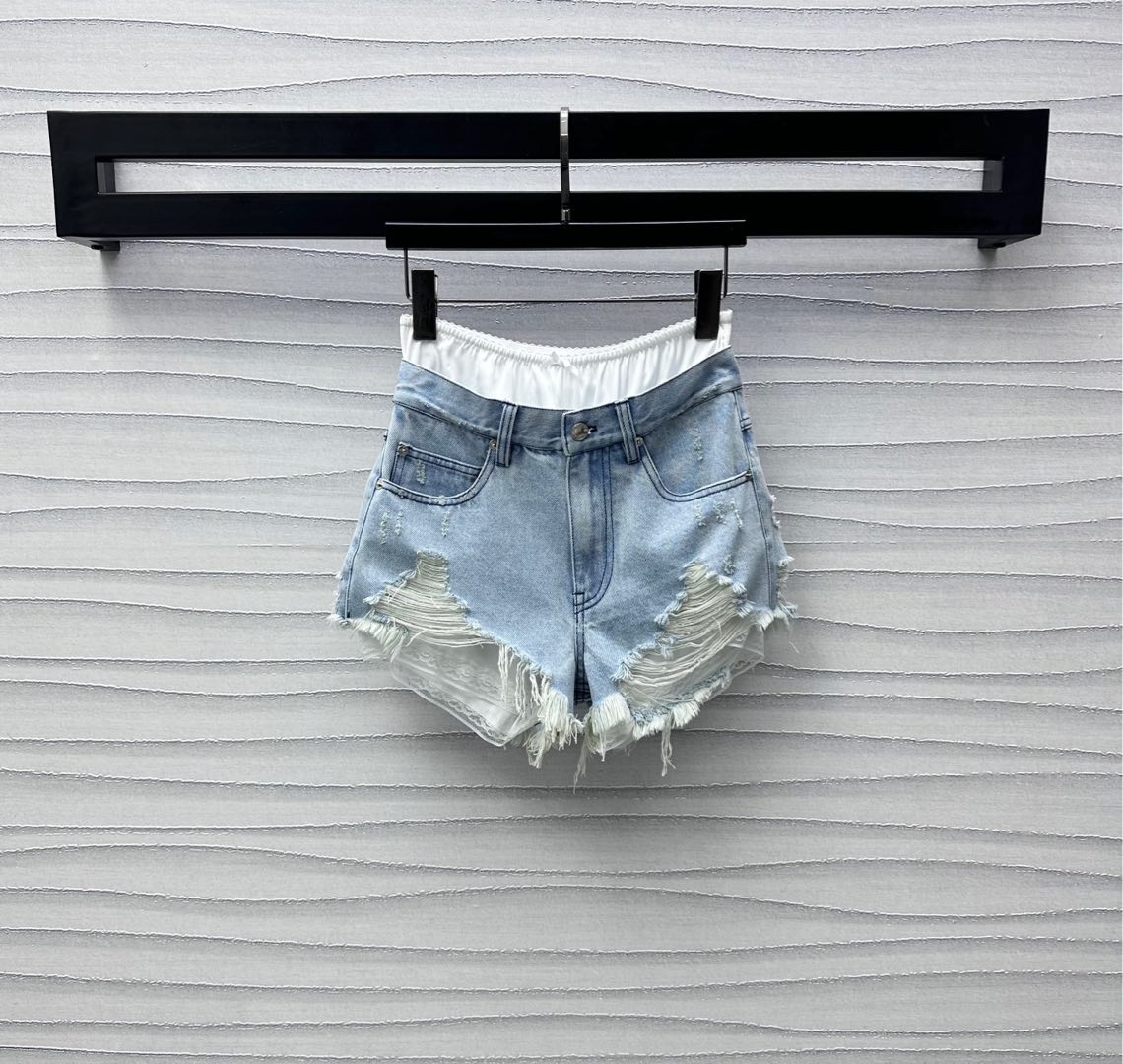 NO:331586,Alexanderwan*2025 new product is on the shelves of spliced ​​waist denim shorts customized YB imported twill cotton denim material Enzyme washing process Preparing clothes are not easy to fade, the logo embellishes the iconic letter elements of the back waist to highlight the brand tone The waist is decorated with spliced ​​design, with the trouser leg pockets to wear and tear details, adding layered styling, surface auxiliary materials development High-waist button shorts cut, casual outfit presents a casual free style High-version, shorts, alexander wang19860909Alexanderwan*2025新品上架拼接腰牛仔短裤定制YB进口斜纹全棉牛仔材质 酵素水洗工艺 成衣不易掉色串色 后腰标志性字母元素徽标点缀 彰显品牌调性 腰身饰以拼接设计 配合裤腿口袋处沿用毛边磨破细节 增添造型层次感 面辅料开发 高腰系扣短裤剪裁 随意穿搭呈现随性自由风格 高版本,,shorts,alexander wang,Women's clothing