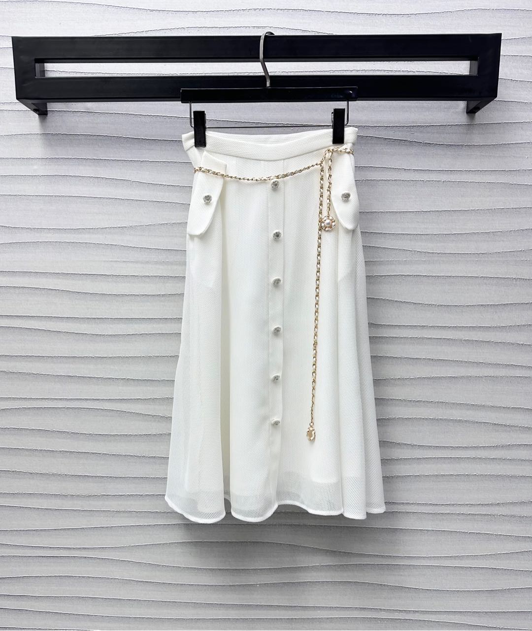 NO:331574,Chane*2025 new product is available on the shelves, waist chain fishnet skirt, customized imported YB imported material, skin-friendly and comfortable, outer breathable fishnet cover, matched with the same color inner lining, different fabrics collide with each other, the skirt hem is more charming in action, the waist is decorated with iconic metal chain adjustment decoration, highlighting the brand tone, and adjust the slit design with single-row plaid engraving buttons to add layering to the styling, inclusive body division ratio, more convenient to put on and take off, can be used for daily commuting and vacation, versatile items in the wardrobe High-end version 36 38 40,,chanel, skirts,alexander wang19860909Chane*2025新品上架 腰链渔网半裙 定制YB进口进口材质 亲肤舒适 外层透气鱼网覆盖 搭配同色系内衬打底 不同面料相互碰撞 行动间更显裙摆风情迷人 腰间饰以标志性金属链条调节装饰 彰显品牌调性 配合单排开襟刻印纽扣调节开衩设计 增添造型层次感 包容身材划分比例 穿脱更加方便 日常通勤度假均可驾驭 衣橱必备百搭单品  高版本36 38 40,,chanel,skirts,alexander wang,Women's clothing