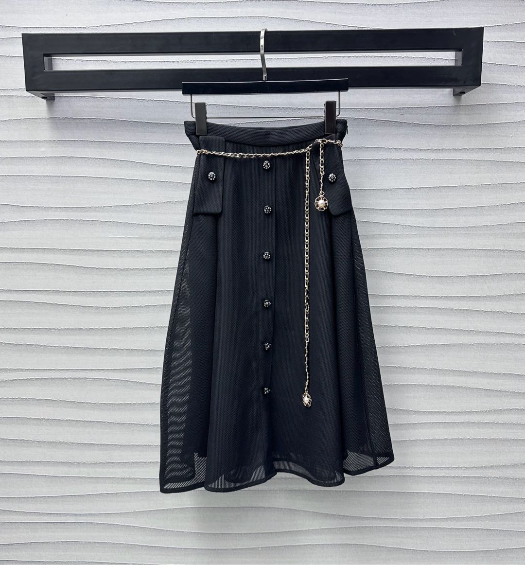NO:331571,Chane*2025 new product is available on the shelves, waist chain fishnet skirt, customized imported YB imported material, skin-friendly and comfortable, outer breathable fishnet cover, matched with the same color inner lining, different fabrics collide with each other, the skirt hem is more charming in action, the waist is decorated with iconic metal chain adjustment decoration, highlighting the brand tone, and adjust the slit design with single-row plaid engraving buttons to add layering to the styling, inclusive body division ratio, more convenient to put on and take off, can be used for daily commuting and vacation, versatile items in the wardrobe High-end version 36 38 40,,chanel, skirts,alexander wang19860909Chane*2025新品上架 腰链渔网半裙 定制YB进口进口材质 亲肤舒适 外层透气鱼网覆盖 搭配同色系内衬打底 不同面料相互碰撞 行动间更显裙摆风情迷人 腰间饰以标志性金属链条调节装饰 彰显品牌调性 配合单排开襟刻印纽扣调节开衩设计 增添造型层次感 包容身材划分比例 穿脱更加方便 日常通勤度假均可驾驭 衣橱必备百搭单品  高版本36 38 40,,chanel,skirts,alexander wang,Women's clothing