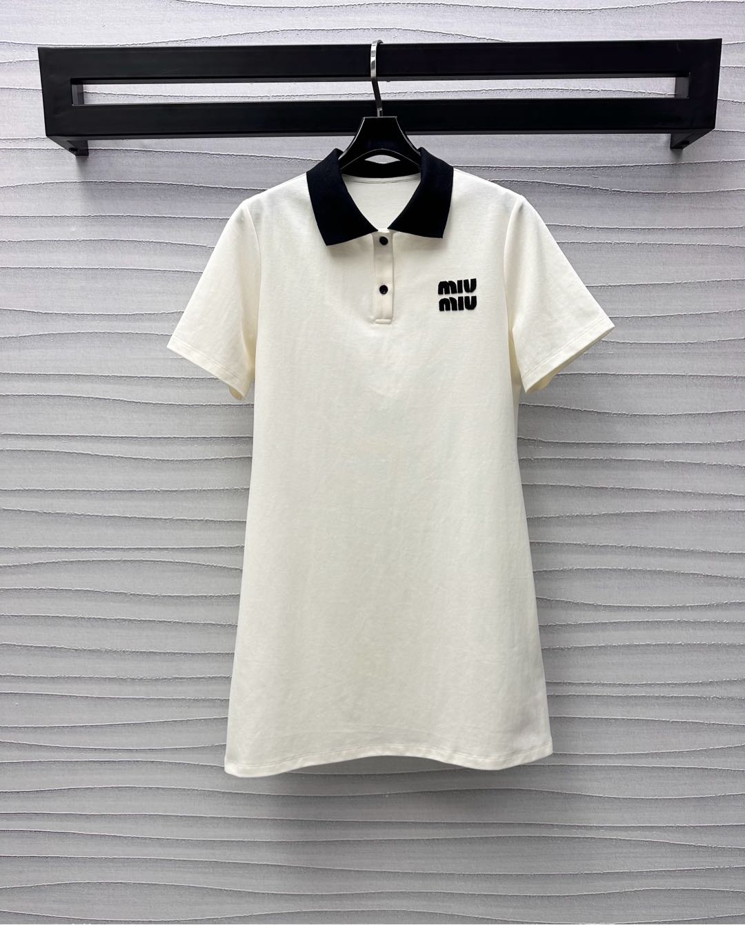 NO:331559,Miumi*2025 new product is available for shelves, with a short-sleeved dress with a short-sleeved dress, custom YB imported twill cotton material, texture, gloss, sleek and comfortable, contrasting color spliced ​​lapel design, adding layered style, iconic letter logo embellishment on the chest, highlighting the brand tone, highlighting the well-behaved and college-like feeling of the Miao series, the skirt adopts a straight A-style, modifying the waist but not restraining, surface auxiliary materials development, short-sleeved dress tailoring, full of age-reducing fashionable and retro style, and the outfit is more casual and relaxing. High-version 2 colors 766230,,miumiu, skirts, T-shirt, alexander wang19860909Miumi*2025新品上架翻领短袖连衣裙定制YB进口斜纹棉材质 质感光泽 垂顺舒适 沿用撞色拼接翻领设计 增添造型层次感 胸前标志性字母徽标点缀 彰显品牌调性 凸显缪系专属的乖巧学院感 裙摆采用直筒微A版型 修饰腰身却不显拘束 面辅料开发 短袖连衣裙剪裁 满满减龄时髦复古风 穿搭更显休闲松弛风格  高版本2色 766230,,miumiu,skirts,T-shirt,alexander wang,Women's clothing