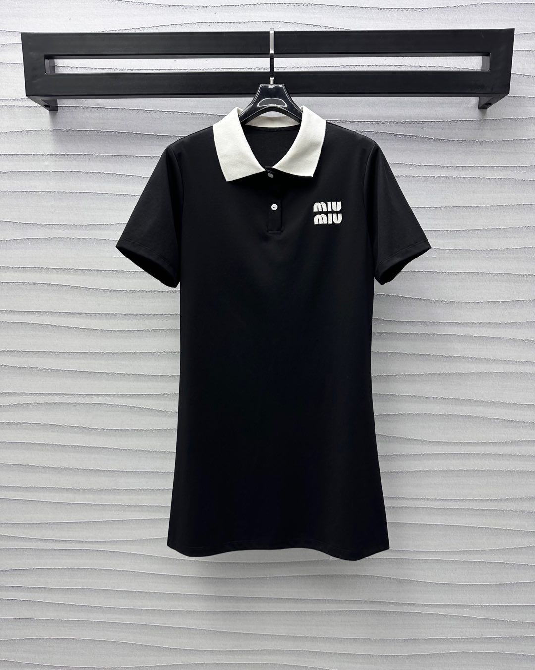 NO:331553,Miumi*2025 new product is available for shelves, with a short-sleeved dress with a short-sleeved dress, custom YB imported twill cotton material, texture, gloss, sleek and comfortable, contrasting color spliced ​​lapel design, adding layered style, iconic letter logo embellishment on the chest, highlighting the brand tone, highlighting the well-behaved and well-behaved college feel exclusive to the Miao series. The skirt adopts a straight A-style shape to modify the waist but not restrained. Facial and auxiliary materials development, short-sleeved dress tailoring, full of age-reducing fashionable and retro style, and the outfit is more casual and relaxed. High-version 2 colors,,miumiu, skirts, T-shirt, alexander wang19860909Miumi*2025新品上架翻领短袖连衣裙定制YB进口斜纹棉材质 质感光泽 垂顺舒适 沿用撞色拼接翻领设计 增添造型层次感 胸前标志性字母徽标点缀 彰显品牌调性 凸显缪系专属的乖巧学院感 裙摆采用直筒微A版型 修饰腰身却不显拘束 面辅料开发 短袖连衣裙剪裁 满满减龄时髦复古风 穿搭更显休闲松弛风格  高版本2色,,miumiu,skirts,T-shirt,alexander wang,Women's clothing