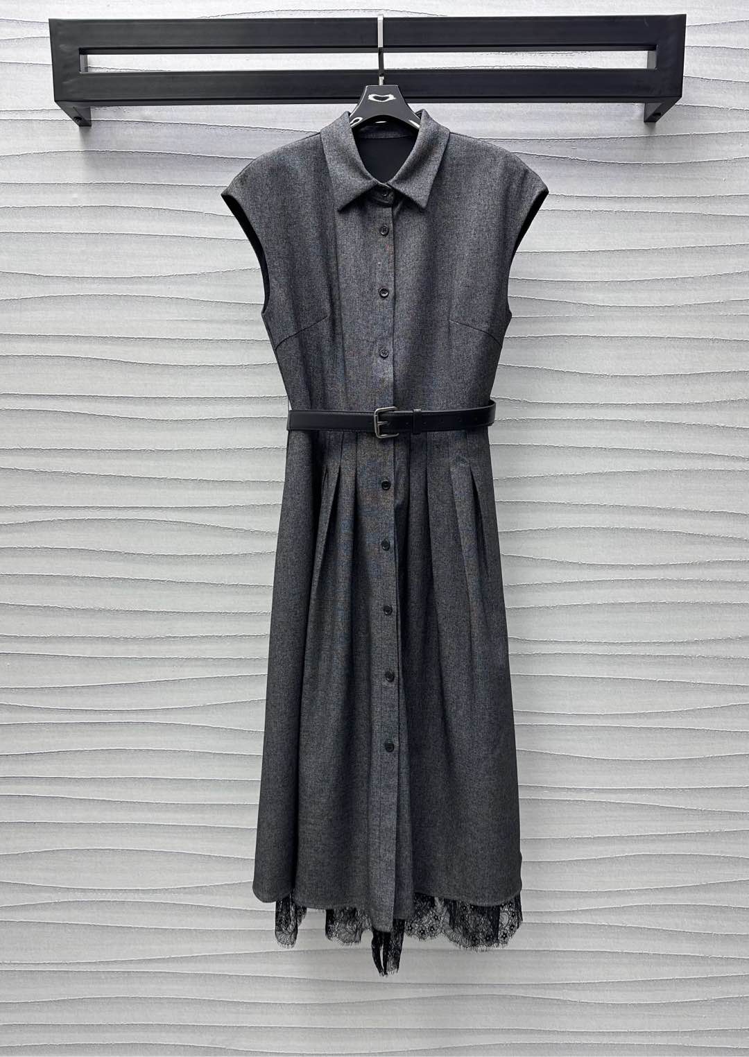 NO:331565,Dio*2025 new product is available. Lace belt dress. Customized YB imported cotton material. High-quality texture. Fully taste. Decorated with single-row lettering buttons to adjust the slit design to highlight the brand tone. Leather belt outlines the graceful figure. Combined with lace lace splicing, adds a sense of styling. Overall intellectual and sexy. Fully weighty. Umbrella-shaped swing. Effectively modify the waist and hips and legs lines. Low-key luxury. Developed surface accessories. Sleeveless dress tailoring. Use cut and details to enhance the exquisiteness. The three-dimensional pleated waist and skirt hem adds a neat feeling. Fashion and practical. All-season versatile dress. Simple and high-end version.,dior, skirts,alexander wang.19860909Dio*2025新品上架 花边腰带连衣裙 定制YB进口人棉材质 质感高级细腻 品相十足 饰以单排刻字纽扣调节开衩设计 彰显品牌调性 皮革腰带勾勒曼妙身形 配合裙边蕾丝花边拼接处理 增添造型层次感 整体知性感满满 分量感十足的伞状大摆 有效修饰腰臀腿线条 低调奢华 面辅料开发 无袖连衣裙剪裁 利用裁剪和细节提升精致度 腰身裙摆立体压褶平添利落感 时尚与实用兼备的四季百搭连衣裙 上身简约高级  高版本,,dior,skirts,alexander wang,Women's clothing