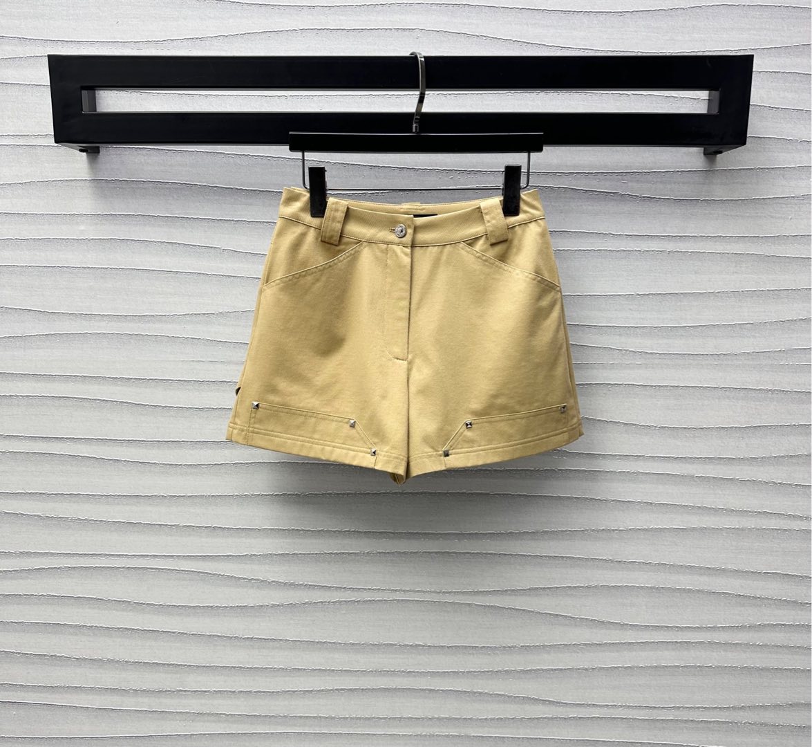 NO:331578,Louis Vuitto*2025 new product is available. Liudian tooling shorts. Customized YB imported twill cotton. Soft and comfortable. Wear-resistant and textured. High-waist buckle shorts. Two colors of black card. The upper body highlights the retro atmosphere. The single-side hip pocket is decorated with buckles and is decorated with buckles. The design of the willow nails on both sides of the trouser legs adds a sense of styling. The trouser legs are cut appropriately to modify the length of the legs. Easy to wear and good figure and proportion. Face and auxiliary materials development. High-waist straight shorts cut. Casual and vacation versatile items. High-version 2 colors,,louis vuitton, shorts,alexander wang19860909Louis Vuitto*2025新品上架 柳钉工装短裤 定制YB进口斜纹全棉材质 柔软舒适 耐磨有质感 高腰系扣短裤版型 黑卡两色可选 上身凸显复古气息 单侧胯侧口袋饰以扣带连接装饰 配合裤腿处两侧柳钉点缀设计 增添造型层次感 裤腿裁剪得体 修饰腿形拉长线条 轻松穿出好身材好比例 面辅料开发 高腰直筒短裤剪裁 休闲度假百搭单品  高版本2色,,louis vuitton,shorts,alexander wang,Women's clothing
