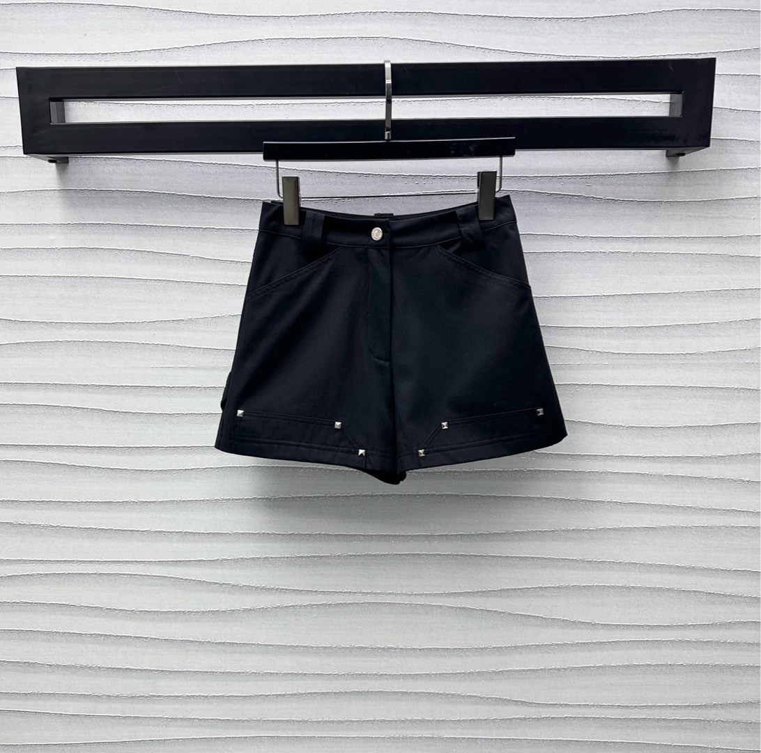 NO:331582,Louis Vuitto*2025 new product is available. Liudian tooling shorts. Customized YB imported twill cotton. Soft and comfortable. Wear-resistant and textured. High-waist buckle shorts. Two colors of black card. The upper body highlights the retro atmosphere. The single-side hip pocket is decorated with buckles and is decorated with buckles. The design of the willow nails on both sides of the trouser legs adds a sense of styling. The trouser legs are cut appropriately to modify the length of the legs. Easy to wear and good figure and proportion. Face and auxiliary materials development. High-waist straight shorts cut. Casual and vacation versatile items. High-version 2 colors,,louis vuitton, shorts,alexander wang19860909Louis Vuitto*2025新品上架 柳钉工装短裤 定制YB进口斜纹全棉材质 柔软舒适 耐磨有质感 高腰系扣短裤版型 黑卡两色可选 上身凸显复古气息 单侧胯侧口袋饰以扣带连接装饰 配合裤腿处两侧柳钉点缀设计 增添造型层次感 裤腿裁剪得体 修饰腿形拉长线条 轻松穿出好身材好比例 面辅料开发 高腰直筒短裤剪裁 休闲度假百搭单品  高版本2色,,louis vuitton,shorts,alexander wang,Women's clothing