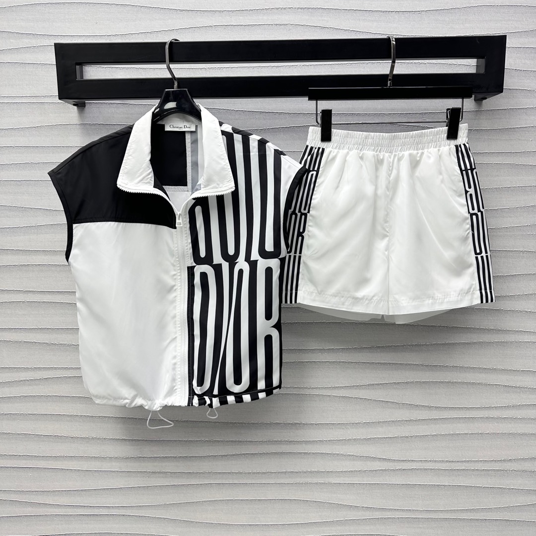 NO:331591,Dio*2025 new product is available for printing vest shorts set customized YB imported recycled nylon material, comfortable and breathable, shiny and smooth. The hem is adjusted and tightened with drawstring to add layering. Large area of ​​iconic printing patterns embellished with classic black and white contrasting design to highlight the brand tone. The surface and auxiliary materials are developed. Zipper vests are matched with drawstring shorts. Rich visual effects. Daily commuting or leisure and entertainment. Complete sets are easily the focus of attention. High-end 2 colors, dior, shorts, alexander wang19860909Dio*2025新品上架印花马甲短裤套装定制YB进口再生尼龙材质 舒适透气 光泽柔滑 衣摆饰以抽绳调节收紧处理 增添造型层次感 大面积标志性印花图案点缀 配合经典黑白撞色设计 彰显品牌调性 面辅料开发 拉链马甲搭配抽绳短裤 丰富视觉效果 日常通勤还是休闲娱乐 成套搭配轻松成为瞩目焦点  高版本2色,,dior,shorts,alexander wang,Women's clothing