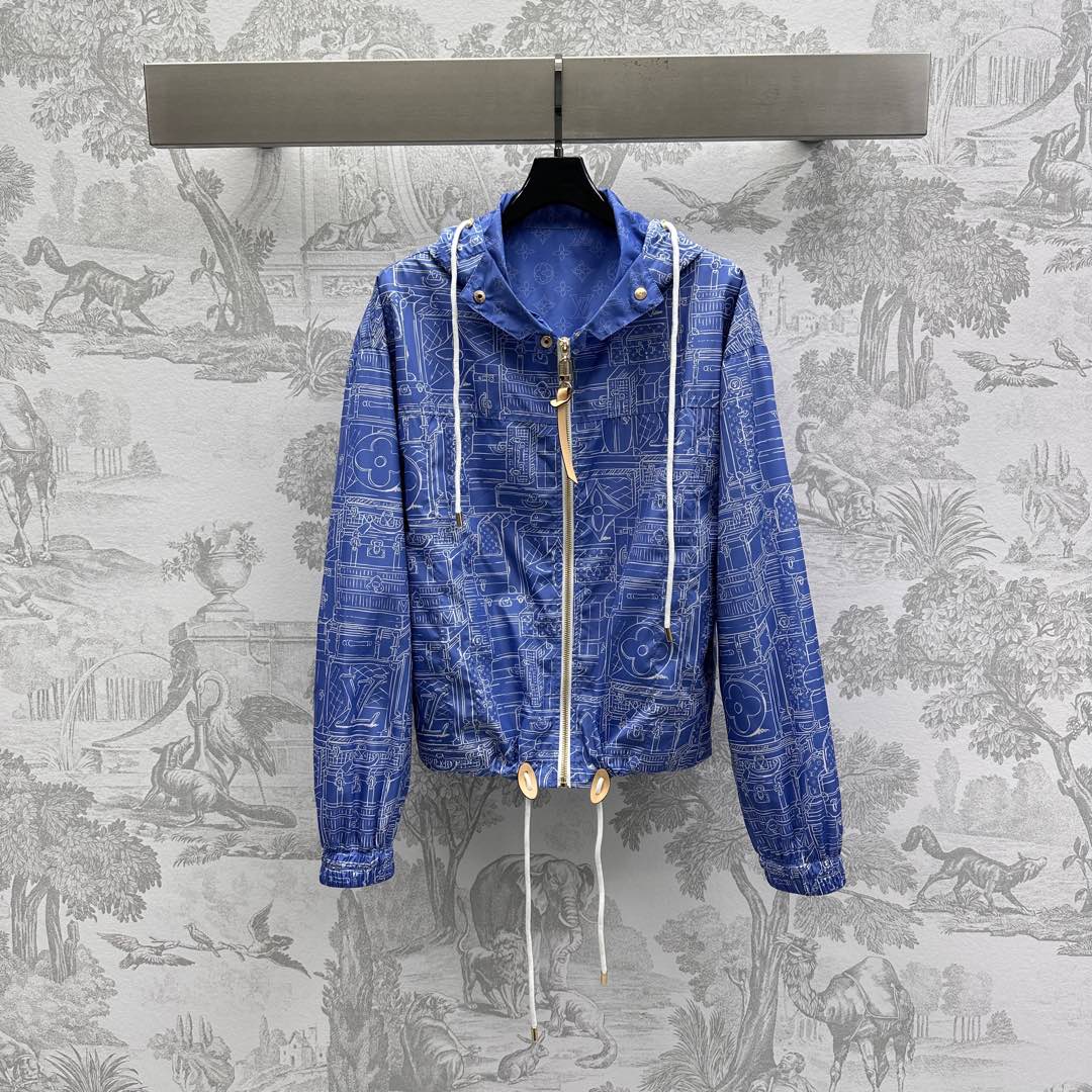 NO:327517,Louis Vuitto*2025 new product launches hooded printed jacket custom YB imported sunscreen nylon material, smooth and stylish, the brim is decorated with the iconic four-leaf clover letters, embellished with hand-painted sketchy suitcase letter printing pattern, highlighting the brand tone, full of personality and creativity, with leather buckle buckle knot drawstring adjustment design, with cuff thread edge elastic details, add to the styling layering, surface auxiliary material development, hooded drawstring zipper jacket tailoring, casual outfit, fashionable,,louis vuitton, jackets & coats, jackets & coats, hats, alexander wang19860909Louis Vuitto*2025新品上架连帽印花夹克外套定制YB进口防晒尼龙材质 光泽垂顺有型 帽檐内里饰以标志性四叶草字母底色 点缀手绘素描感皮箱字母印花图案 彰显品牌调性 充满个性和创意 配合皮扣链扣绳结抽绳调节设计 配合袖口螺纹包边松紧细节 增添造型层次感 面辅料开发 连帽抽绳拉链外套剪裁 随意穿搭出彩时髦,,louis vuitton,jackets & coats,jackets & coats,hats,alexander wang,Women's clothing