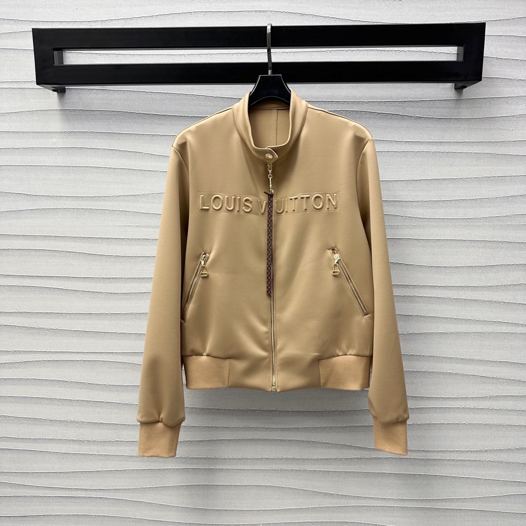 NO:327505,Louis Vuitto*2025 new product stand-alone jacket jacket custom YB imported air cotton material breathable and comfortable, slightly elastic and glossy, loose cut and easy outline the slack lines of the shoulders, presbyopia leather buckle zipper adjustment and easy to put on and off, threaded cuff hem tightening, visual effect is slim and stylish, chest embellished with iconic three-dimensional letter logo, highlighting the brand tone, matched with symmetrical zipper pocket decoration, add to the styling layering, surface auxiliary materials development, zipper jacket jacket style tailoring, meet various needs of daily dates, casual outfits are fashionable and fashionable,,louis vuitton, jackets & coats, jackets & coats, alexander wang19860909Louis Vuitto*2025新品上架立领夹克外套定制YB进口空气全棉材质 透气舒适 微弹光泽 宽松裁剪轻松勾勒落肩松弛感线条 老花皮扣拉链调节穿脱方便 螺纹袖口下摆收紧处理 视觉效果显瘦有型 胸前饰以标志性立体字母徽标点缀 彰显品牌调性 配合对称拉链口袋装饰 增添造型层次感 面辅料开发 拉链夹克外套版型剪裁 满足日常约会多种需求 随意穿搭时髦洋气,,louis vuitton,jackets & coats,jackets & coats,alexander wang,Women's clothing