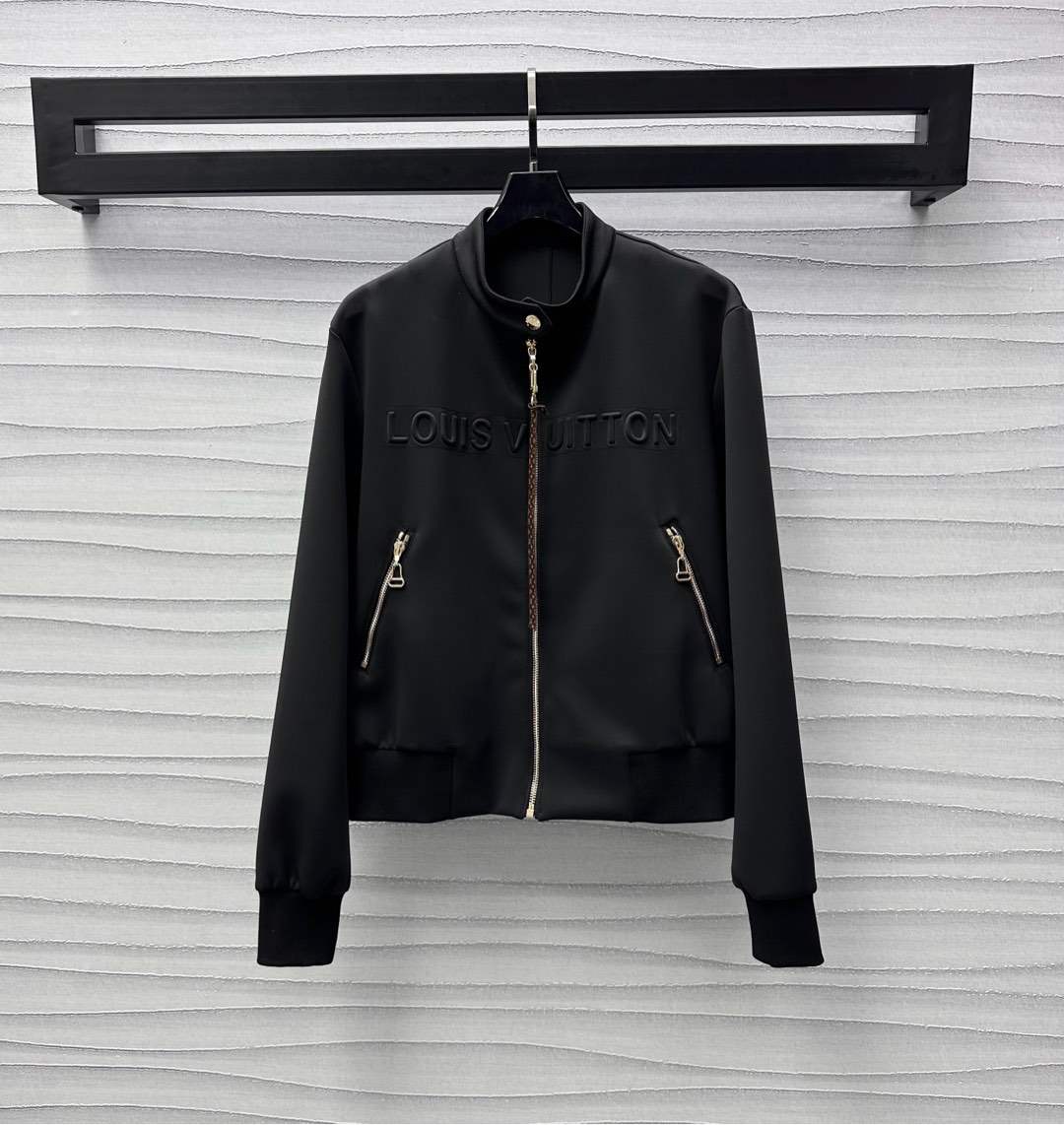 NO:327511,Louis Vuitto*2025 new product stand-alone jacket jacket custom YB imported air cotton material breathable and comfortable, slightly elastic and glossy, loose cut and easy outline the slack lines of the shoulders, presbyopia leather buckle zipper adjustment and easy to put on and off, threaded cuff hem tightening, visual effect is slim and stylish, chest embellished with iconic three-dimensional letter logo, highlighting the brand tone, matched with symmetrical zipper pocket decoration, add to the styling layering, surface auxiliary materials development, zipper jacket jacket style tailoring, meet various needs of daily dates, casual outfits are fashionable and fashionable,,louis vuitton, jackets & coats, jackets & coats, alexander wang19860909Louis Vuitto*2025新品上架立领夹克外套定制YB进口空气全棉材质 透气舒适 微弹光泽 宽松裁剪轻松勾勒落肩松弛感线条 老花皮扣拉链调节穿脱方便 螺纹袖口下摆收紧处理 视觉效果显瘦有型 胸前饰以标志性立体字母徽标点缀 彰显品牌调性 配合对称拉链口袋装饰 增添造型层次感 面辅料开发 拉链夹克外套版型剪裁 满足日常约会多种需求 随意穿搭时髦洋气,,louis vuitton,jackets & coats,jackets & coats,alexander wang,Women's clothing