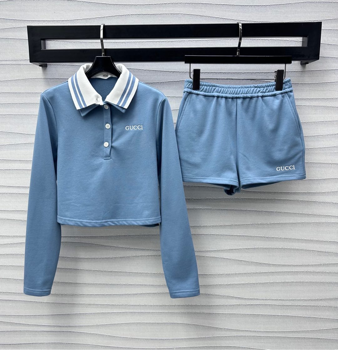 NO:328043,Gucc*2025 new product release collar sweatshirt shorts set customized YB imported twill cotton material breathable and comfortable and stylish. Double-layer spliced ​​collar design. Contrast color threaded collar edges. Combined with half-open button adjustment to add layered look. The iconic letter embroidery logo embellishment on the chest. The surface and auxiliary materials are developed. Short lapel sweatshirts are paired with the same series of high-waist shorts. The waist and abdomen are more elastic and more inclusive and slimming. The logo letters echo up and down. The set of wear is fashionable and relaxed for daily commuting. Gucci, hoodie, sweatshirts, shorts, alexander wang19860909Gucc*2025新品上架拆卸领卫衣短裤套装定制YB进口斜纹全棉材质 透气舒适有型 沿用双层拼接领设计 撞色螺纹叠加领边 配合半开襟钮扣调节处理 增添造型层次感 胸前标志性字母刺绣徽标点缀 面辅料开发 短款翻领卫衣搭配同系列高腰短裤 腰腹高弹更为包容显瘦 徽标字母上下呼应 成套穿搭日常通勤时尚松弛,,gucci,hoodie,sweatshirts,shorts,alexander wang,Women's clothing