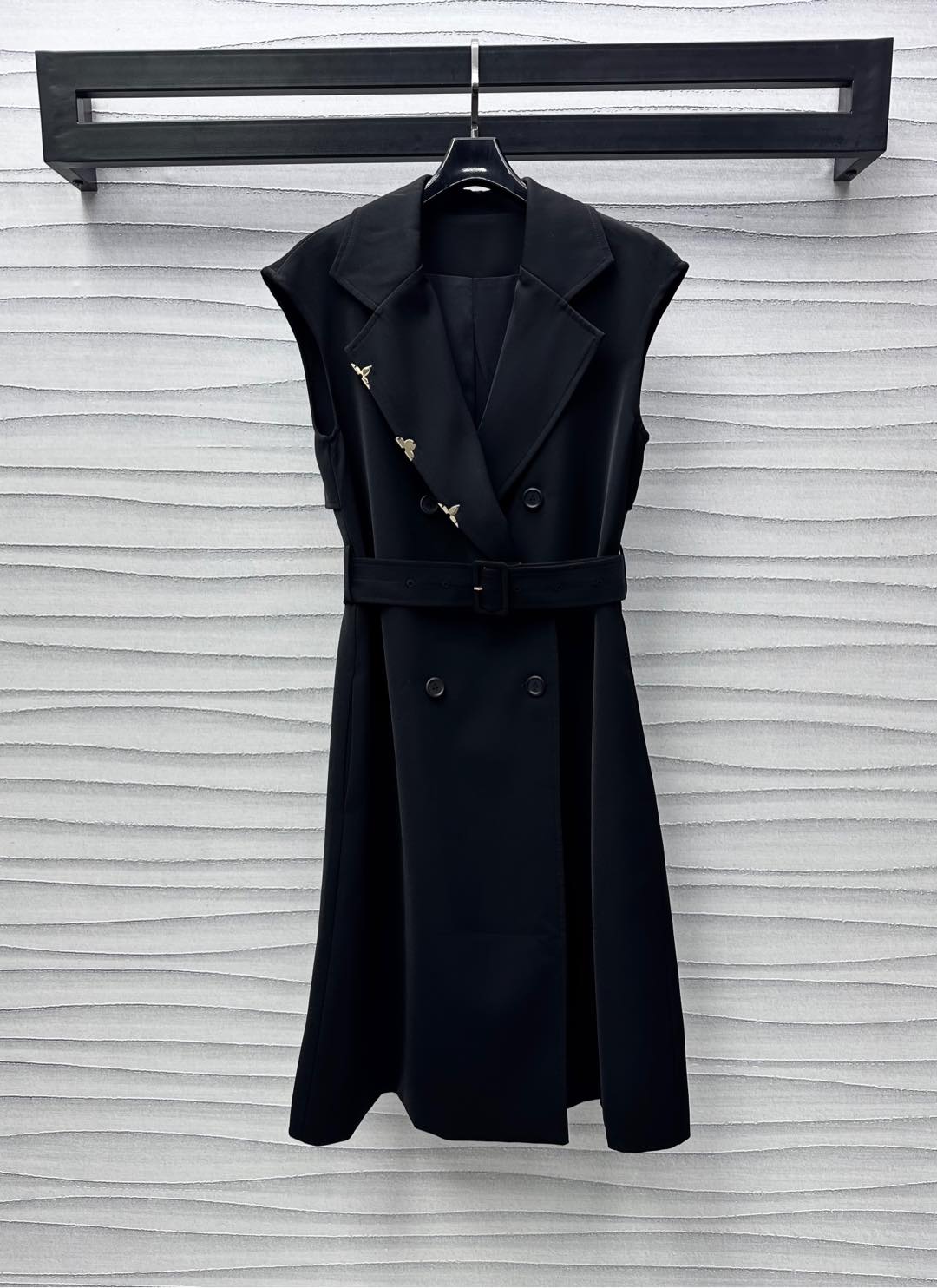 NO:328054,Louis Vuitto*2025 new product is available on the shelves of lapel belt vest skirt. Customized YB imported acetic acid material. Gloss and comfortable. Voxel color is combined with the front plaque and double-row button adjustment design to add layering. The random elastic slit is easy to put on and off. The front plaque is decorated with iconic four-leaf clover metal elements to highlight the brand tone. The belt of this cloth outlines the waist line proportions. The back shawls are superimposed to add a neat sense. Rich visual effects. The development of surface accessories. Lapel sleeveless dress tailoring. Daily commuting and date outfits are high-end and fashionable., louis vuitton, skirts,shawls,alexander wang19860909Louis Vuitto*2025新品上架翻领腰带背心裙定制YB进口醋酸材质 光泽垂顺舒适 通体素色配合前襟开襟双排钮扣调节设计 增添造型层次感 随意松紧开衩方便穿脱 领口前襟点缀标志性四叶草金属元素装饰 彰显品牌调性 本布腰带勾勒腰身线条比例 后背披肩叠加平添利落感 丰富视觉效果 面辅料开发 翻领无袖连衣裙剪裁 日常通勤约会穿搭高级时髦,,louis vuitton,skirts,shawls,alexander wang,Women's clothing