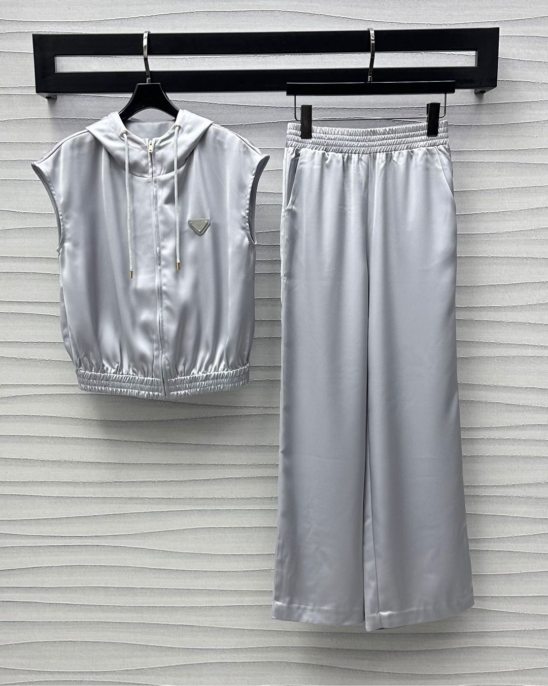 NO:328059,Prad*2025 new product hooded vest trousers set customized YB imported acetic acid material with excellent texture, smooth and comfortable short style with zipper tilt adjustment design, effectively shorten the proportion of the upper body, highlight personal details, surface auxiliary materials development, hooded zipper vest straight trousers set, wide-leg pants shapes are very good to modify the leg lines, the iconic triangle logo on the chest embellishment and decoration, highlight the brand tone, make elegance and heroic, fashionable and relaxed outfits, more lazy temperament, simple and high-end combination, daily suits are essential,, prada, hats, alexander wang19860909Prad*2025新品上架连帽马甲长裤套装定制YB进口醋酸材质 质感上乘 垂顺舒适 短款版型沿用拉链开襟调节设计 有效缩短上半身线条比例 突出个性细节 面辅料开发 连帽拉链马甲直筒长裤套装 阔腿裤型很好修饰腿部线条 胸前标志性三角徽标点缀装饰 彰显品牌调性 让优雅中自带英气 穿搭时髦松弛 更显慵懒气质 成套搭配简约高级 日常套装必不可少,,prada,hats,alexander wang,Women's clothing