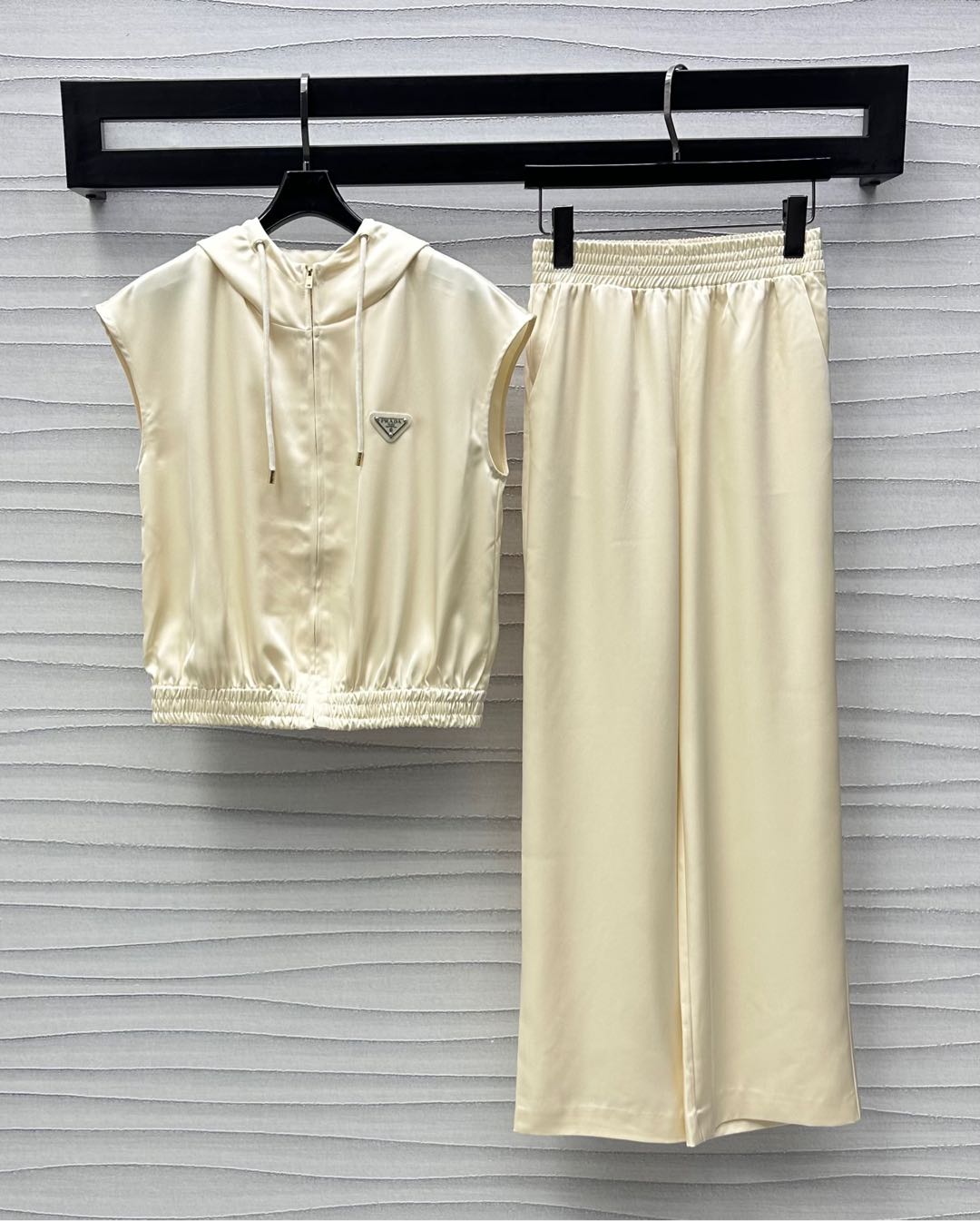 NO:328065,Prad*2025 new product hooded vest trousers set customized with YB imported acetic acid material, excellent texture, smooth and comfortable, the short style is used to adjust the zipper tilt, effectively shorten the proportion of the upper body, highlight personal details, surface auxiliary materials development, hooded zipper vest straight trousers set, wide-leg pants shapes are very good to modify the leg lines, the iconic triangle logo on the chest embellishment, highlight the brand tone, make the elegance and heroic spirit, fashionable and relaxed outfits, more lazy temperament, simple and high-end combination, daily suits are essential,, prada, hats, alexander wang19860909Prad*2025新品上架连帽马甲长裤套装定制YB进口醋酸材质 质感上乘 垂顺舒适 短款版型沿用拉链开襟调节设计 有效缩短上半身线条比例 突出个性细节 面辅料开发 连帽拉链马甲直筒长裤套装 阔腿裤型很好修饰腿部线条 胸前标志性三角徽标点缀装饰 彰显品牌调性 让优雅中自带英气 穿搭时髦松弛 更显慵懒气质 成套搭配简约高级 日常套装必不可少,,prada,hats,alexander wang,Women's clothing