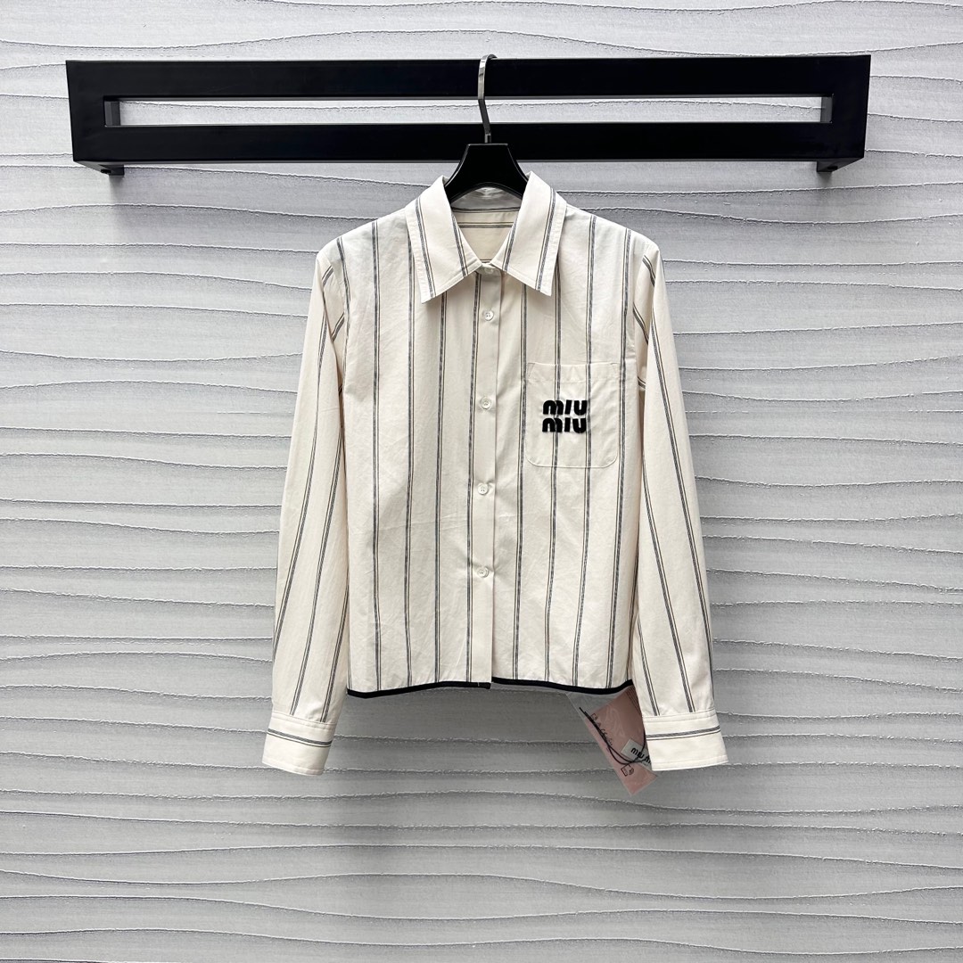 NO:328042,Miumi*2025 new product is on the shelves of striped logo shirts, custom YB imported twill cotton, comfortable and delicate texture, fixed dyed vertical stripes contrasting color design, add layered look, letters and logo embellishment decoration on the chest pocket, highlight the brand tone, lapel front shoulder short shirt style cut, the upper body is full of lazy British atmosphere, match with skirts or pants, and it is easy to wear on daily commuting and vacation to create a fashionable feeling,,miumiu, skirts, shirts, alexander wang19860909Miumi*2025新品上架条纹徽标衬衣定制YB进口斜纹全棉材质 质感舒适细腻 定染竖条纹撞色设计 增添造型层次感 胸前口袋点缀字母徽标点缀装饰 彰显品牌调性 翻领正肩短款衬衫版型剪裁 上身充满慵懒英伦气息 随意搭配半裙或裤子 日常通勤度假轻松穿搭出洋气感,,miumiu,skirts,shirts,alexander wang,Women's clothing