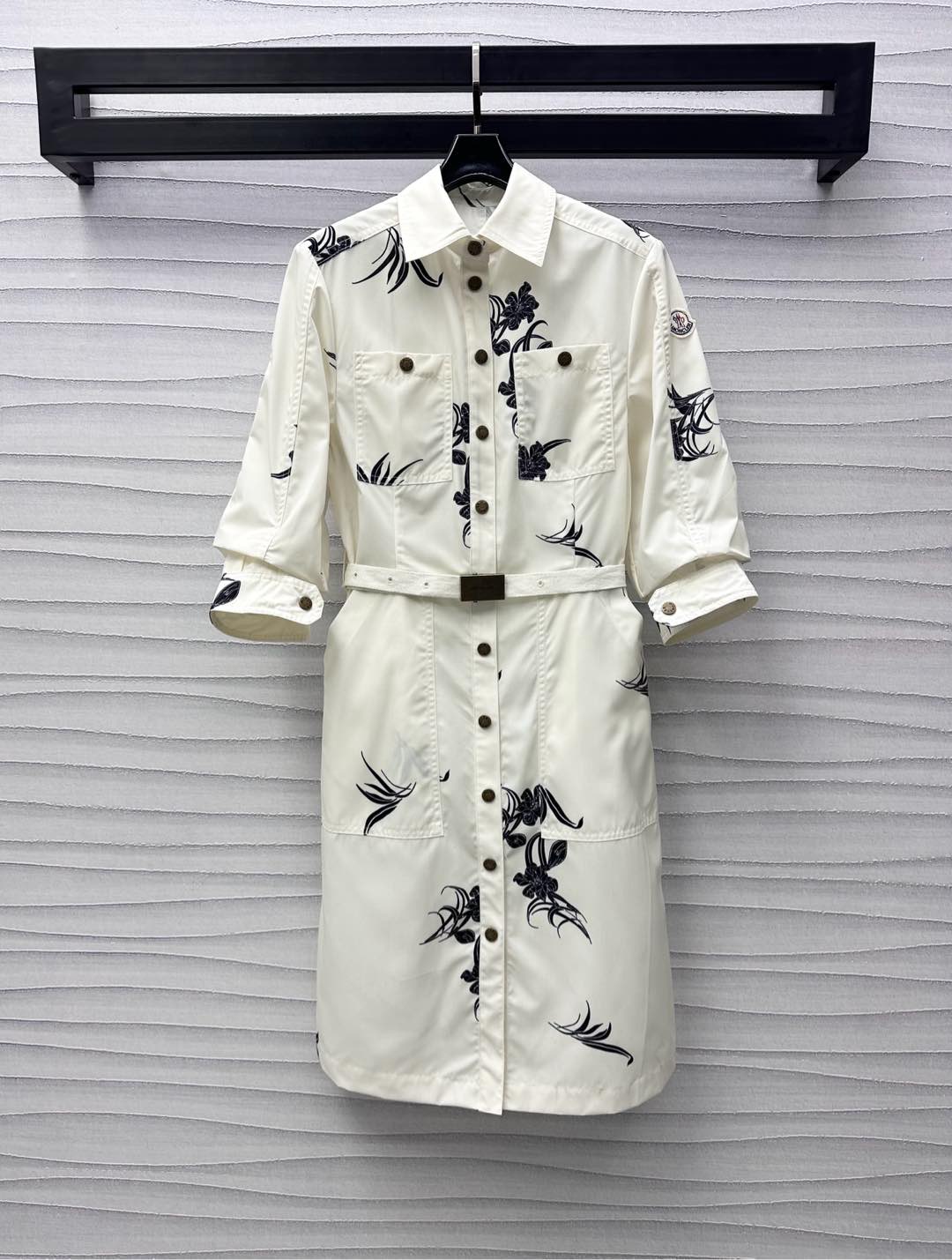 NO:328037,Moncle*2025 new product is on the shelves of printed belt dress with custom YB imported nylon material, shiny and stylish, full-print plant vine pattern, rich visual effect, elastic and narrow cuffs fit the body, lighter and flexible, open-clad engraving button adjustment, matching with symmetrical flip pocket design, add layering of styling, iconic badge decoration on the elbow, highlight the brand tone, the waistband belt is integrated into easy to divide proportions outline lines, surface auxiliary materials development, lapel short-sleeved dress tailoring, casual outfit, fashionable, skirts, T-shirt, alexander wang19860909Moncle*2025新品上架印花腰带连衣裙定制YB进口尼龙材质 光泽挺括有型 通体满印植物藤蔓图案 丰富视觉效果 袖口松紧收窄贴合身型 更轻便灵活 开襟刻印纽扣调节处理 配合对称翻盖口袋设计 增添造型层次感 手肘点缀标志性徽章装饰 彰显品牌调性 腰间本布腰带融入轻松划分比例勾勒线条 面辅料开发 翻领短袖连衣裙剪裁 随意穿搭出彩时髦,,skirts,T-shirt,alexander wang,Women's clothing