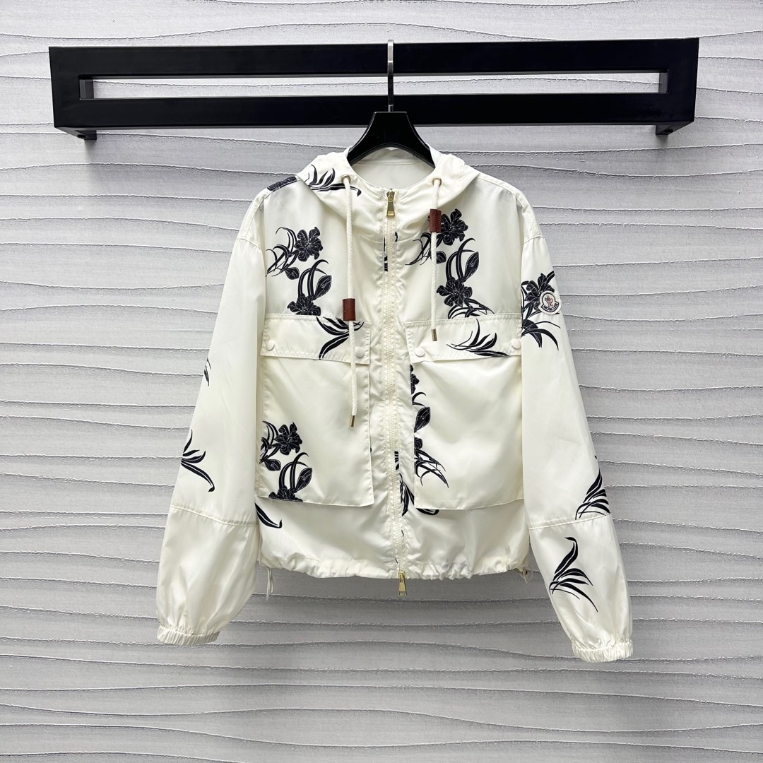 NO:328035,Moncle*2025 new product is on the shelves of printed hooded jackets customized YB imported charge nylon material, shiny and stylish, full-print plant vine pattern, rich visual effect, elastic and flexible cuffs, elastic and fit body, lighter and flexible, loose drawstring clothes get rid of bloated, windproof and cold protection, first-class combination with symmetrical flip pocket design, add layered look, elbow embellishment with iconic badge decoration, highlight brand tone, enhance the fashion of outdoor activities, casual wear, fashionable,, jackets & coats, jackets & coats, hats, alexander wang19860909Moncle*2025新品上架印花连帽夹克外套定制YB进口冲锋尼龙材质 光泽挺括有型 通体满印植物藤蔓图案 丰富视觉效果 袖口弹性松紧贴合身型 更轻便灵活 宽松抽绳衣摆摆脱臃肿 防风御寒效果一流 配合对称翻盖大口袋设计 增添造型层次感 手肘点缀标志性徽章装饰 彰显品牌调性 提升户外活动穿搭的时尚度 随意外搭出彩时髦,,jackets & coats,jackets & coats,hats,alexander wang,Women's clothing