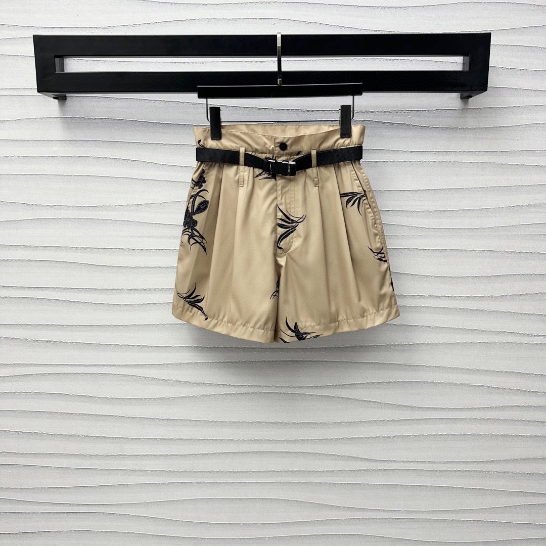 NO:328033,Moncle*2025 new product is available for printing belt shorts customized YB imported cotton silk material, breathable texture, comfortable and pleasant, full-body printed plant vine pattern, rich visual effect, loose straight and easy to accommodate the legs, waist decoration is decorated with belt to adjust elastic design, add layering of shape, easy to divide proportions, outline lines, delicate printing highlights the sense of high-end, rear hip pocket embellishes iconic badge decoration, highlights the brand tone, surface auxiliary material development, high-waist belt shorts style tailoring, can be matched with the same series of jackets, complete sets of outfits to create dignity and generous temperament, fashionable, top-body is absolutely high-end temperament, shorts, jackets & coats, alexander wang19860909Moncle*2025新品上架印花腰带短裤定制YB进口棉绸材质 质感透气 舒适宜人 通体满印植物藤蔓图案 丰富视觉效果 宽松直筒轻松包容腿形 腰间饰以腰带调节松紧设计 增添造型层次感 轻松划分比例勾勒线条 细腻印花凸显高级感 后臀口袋点缀标志性徽章装饰 彰显品牌调性 面辅料开发 高腰腰带短裤版型剪裁 可搭配同系列外套 成套穿搭打造端庄大方 气质时髦 上身妥妥高阶气质女郎,,shorts,jackets & coats,alexander wang,Women's clothing