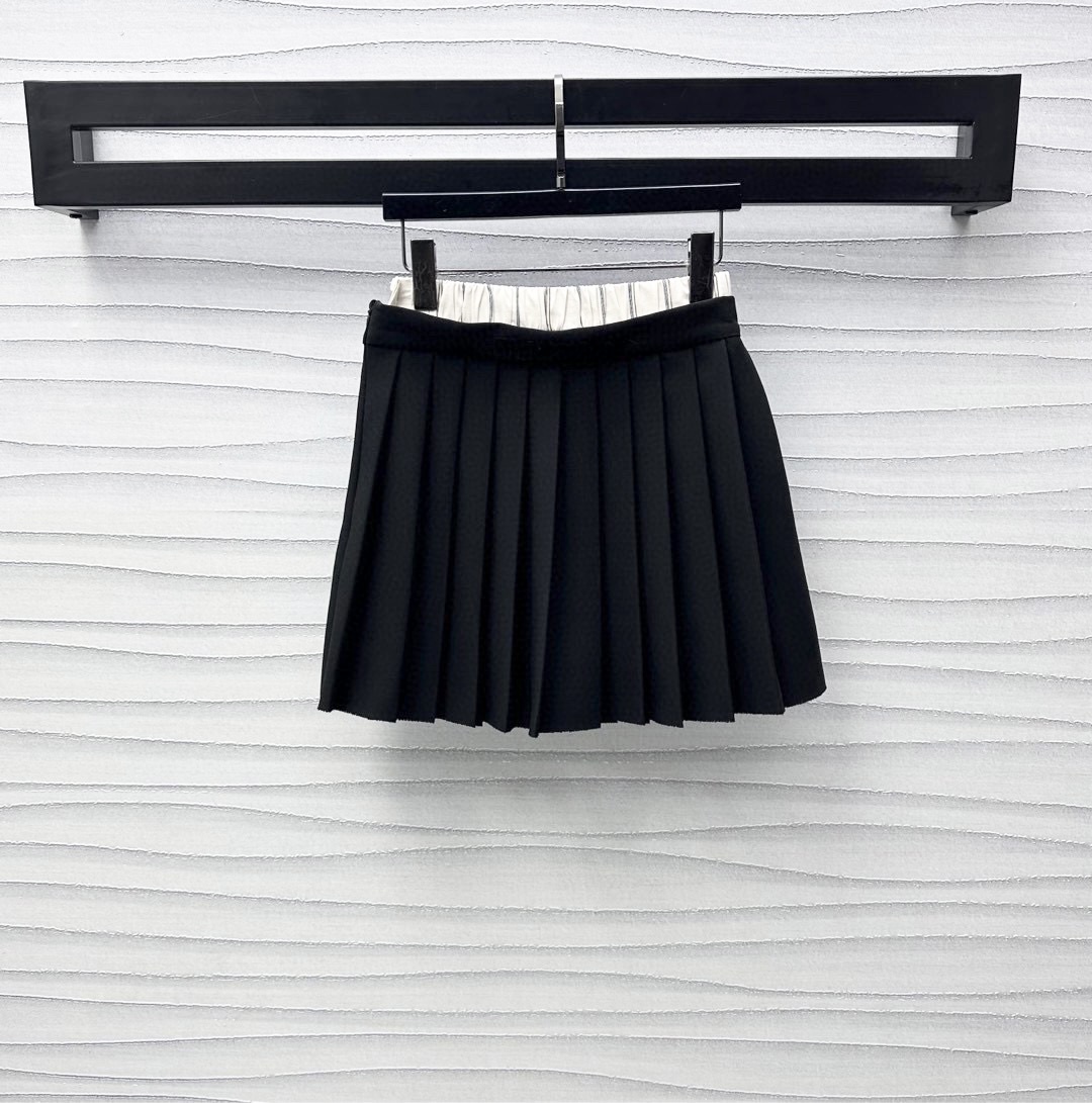 NO:328041,Miumi*2025 new product is on the shelves of spliced ​​pleated skirts customized YB imported cotton material. High-quality texture, shiny and comfortable. Cutting is smooth and smooth. The elastic band at the waist is decorated with spliced ​​striped shirt design to highlight the brand tone. The pleated skirt pattern is treated to add a sense of styling. The surface auxiliary material development. Pleated skirt cut can be matched with the same series of shirts. The upper body reveals the slender waist and long legs. The outfit is youthful and age-reducing.,miumiu, skirts,shirts,alexander wang19860909Miumi*2025新品上架拼接百褶半裙定制YB进口人棉材质 质感上乘 光泽舒适 裁剪垂顺流畅 腰部松紧带饰以拼接条纹衬衫设计 彰显品牌调性 压褶裙摆版型处理 增添造型层次感 面辅料开发 百褶短裙剪裁 可搭配同系列衬衫 上身露出纤腰长腿 穿搭青春减龄,,miumiu,skirts,shirts,alexander wang,Women's clothing