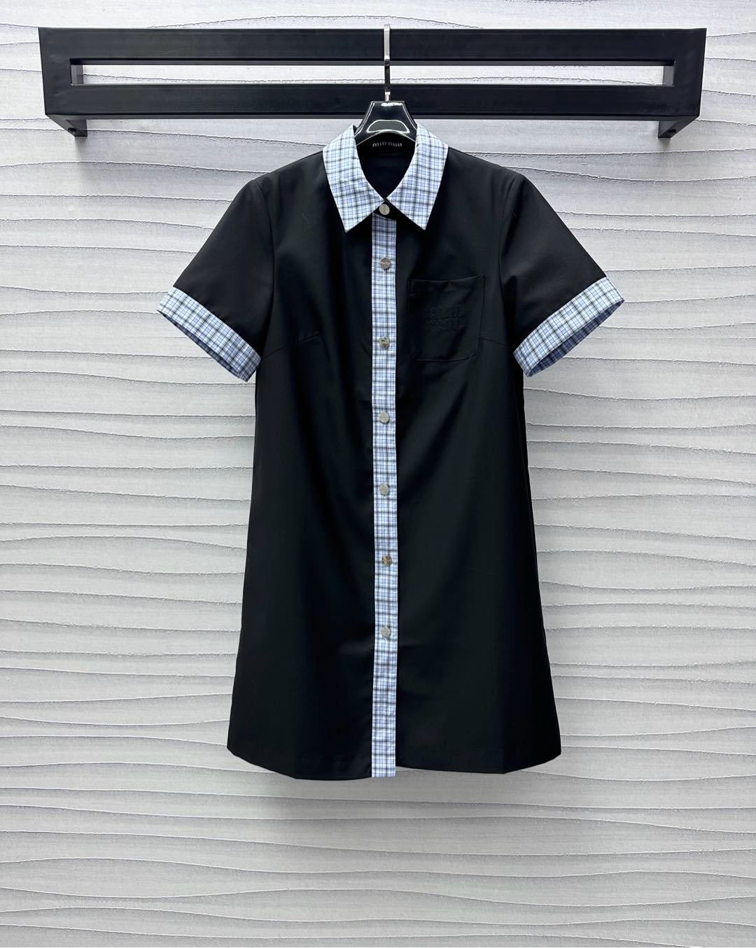 NO:423189,Miumi*'s new plaid styling dress is customized with YB imported twill cotton and polyester material. Comfortable, soft, glutinous and breathable. Use open-clad button adjustment. It is more convenient to put on and off. The collar front cuff sky blue plaid shirt fabric splicing design collides with the color of the big body. Adding a sense of styling. The single side pocket on the chest is embellished with the brand tone. The tone of the brand. The development of surface accessories. Lapel short-sleeved dress tailoring can be easily used for daily commuting. The upper body is fashionable and relaxed. High-version,,miumiu, skirts, shirts, T-shirts, alexander wang19860909Miumi*新品上架格纹拼接连衣裙定制YB进口斜纹棉涤材质 舒适软糯透气 沿用开襟钮扣调节处理 穿脱更为方便 领口前襟袖口天蓝色格纹衬衫面料拼接设计 与大身颜色相异形成碰撞 增添造型层次感 胸前单侧口袋点缀标志性字母徽标 彰显品牌调性 面辅料开发 翻领短袖连衣裙剪裁 日常通勤都能轻松驾驭穿搭 上身时尚松弛  高版本,,miumiu,skirts,shirts,T-shirt,alexander wang,Women's clothing