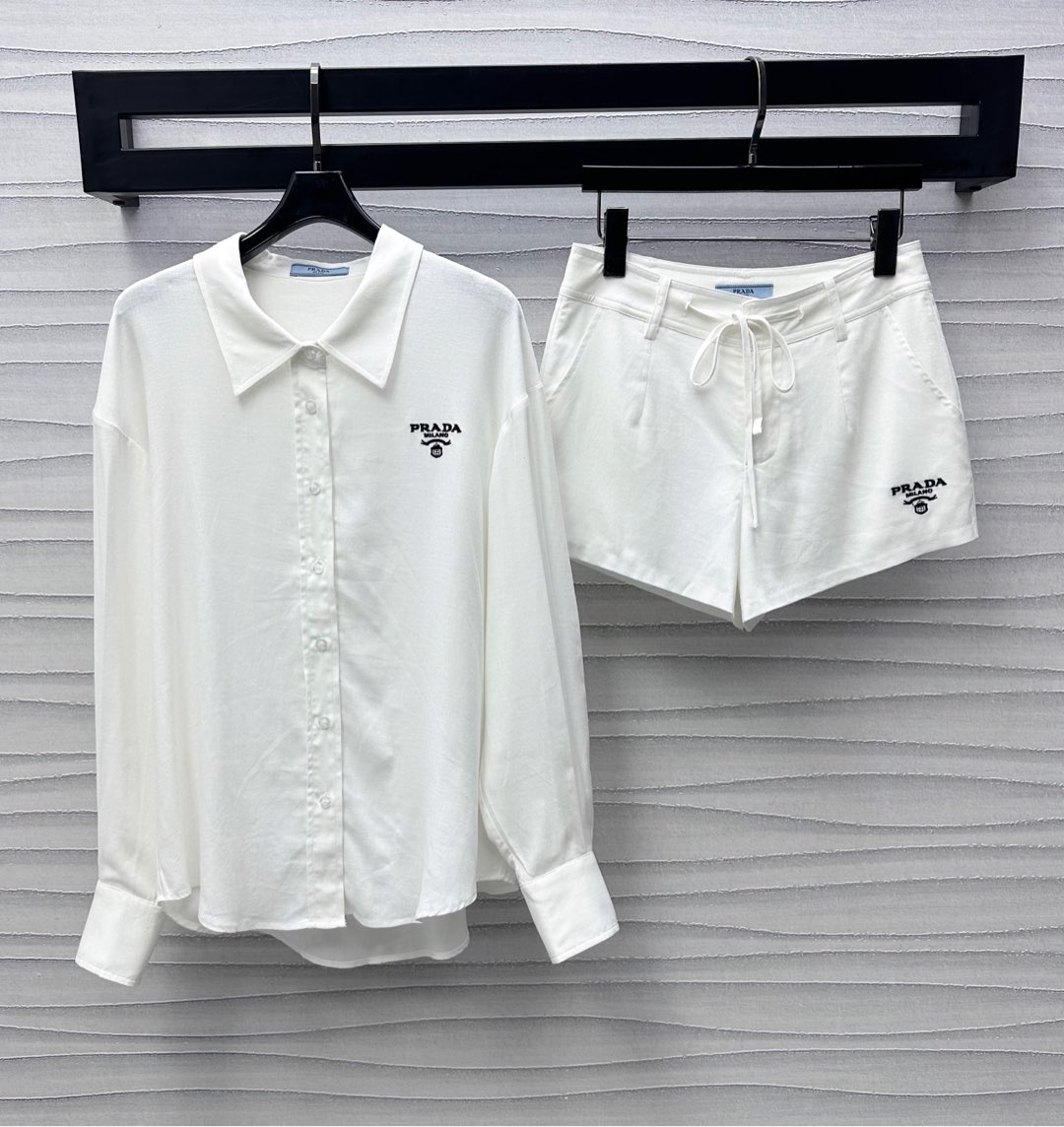 NO:328753,Prad*2025 new product lapel shirt shorts set customized YB imported cotton and linen material, breathable, soft and comfortable, full texture, embellished with iconic letter logo on the chest, highlighting the brand tone, surface auxiliary material development, silhouette shirt wide-leg shorts set, simple details echo up and down, waist drawstring adjustment design is easy to put on and off, adds layering of styling, presents a casual and free style, fashionable and fashionable set, high-version 2 colors,,prada, shorts,shirts,alexander wang19860909Prad*2025新品上架翻领衬衫短裤套装定制YB进口棉麻材质 透气柔软舒适 质感十足 胸前饰以标志性字母徽标点缀 彰显品牌调性 面辅料开发 廓形衬衫阔腿短裤套装 简约特点的细节上下呼应 腰间抽绳调节设计方便穿脱 增添造型层次感 呈现随性自由风格 成套穿搭时髦洋气  高版本2色,,prada,shorts,shirts,alexander wang,Women's clothing